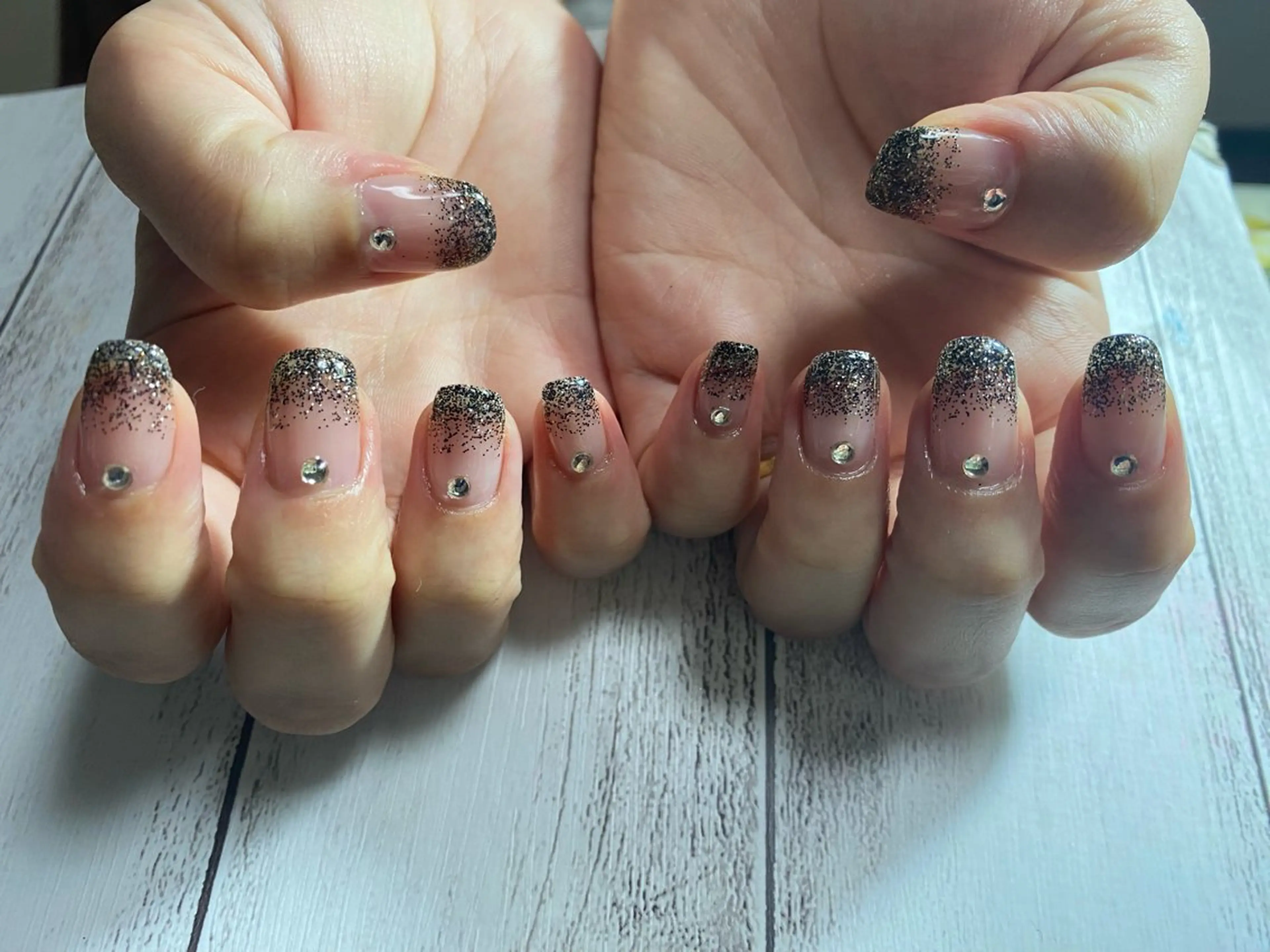 ネイル ラメ(グリッター) ラメグラデーション ストーンネイル ハンドネイル NAIL Nutsのネイルデザイン