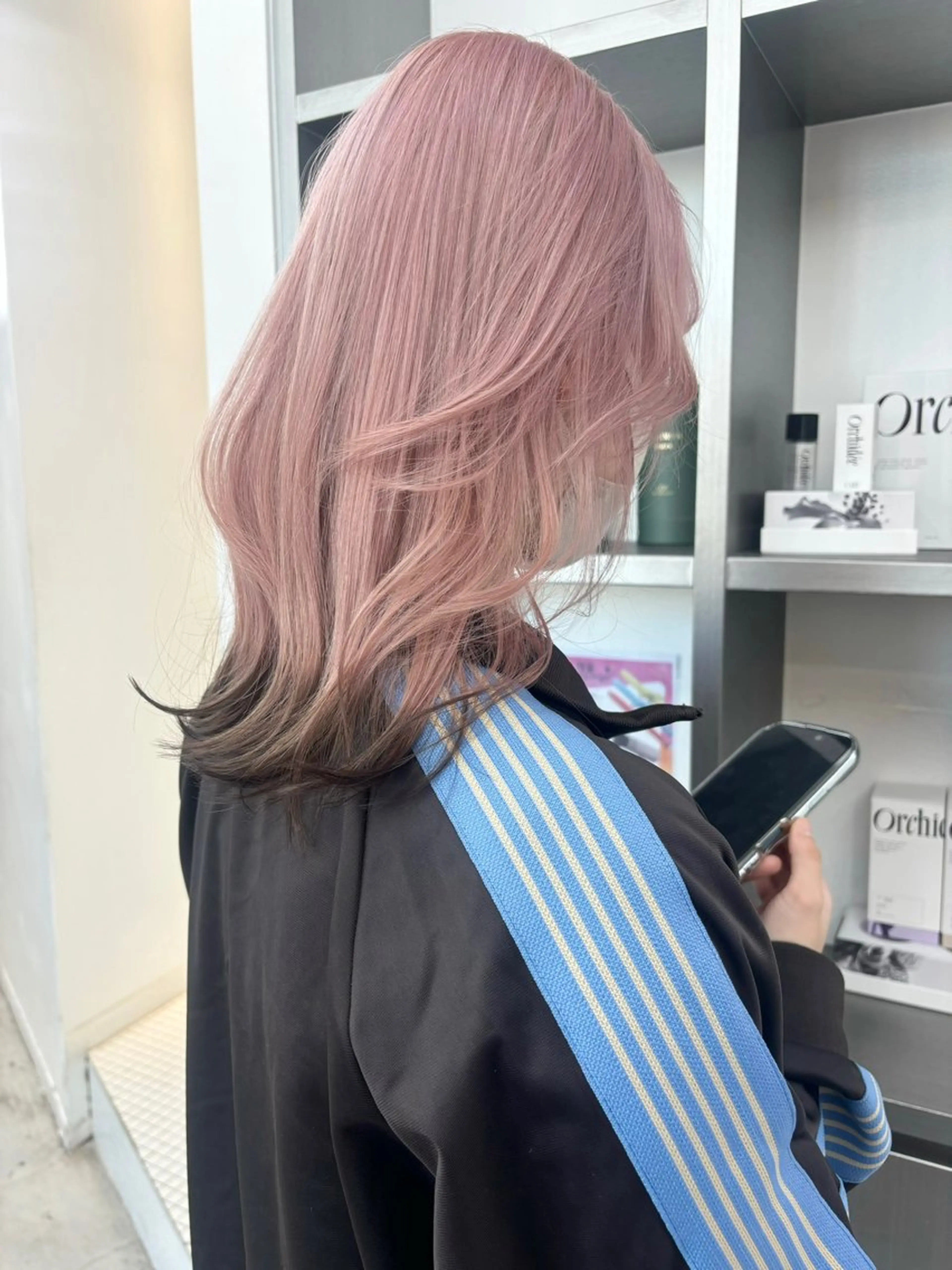 ミディアム パーマ ヘアアレンジ ヘアカラー トリートメント 🎨ハイトーン/ 切りっぱなし みつきのヘアスタイル