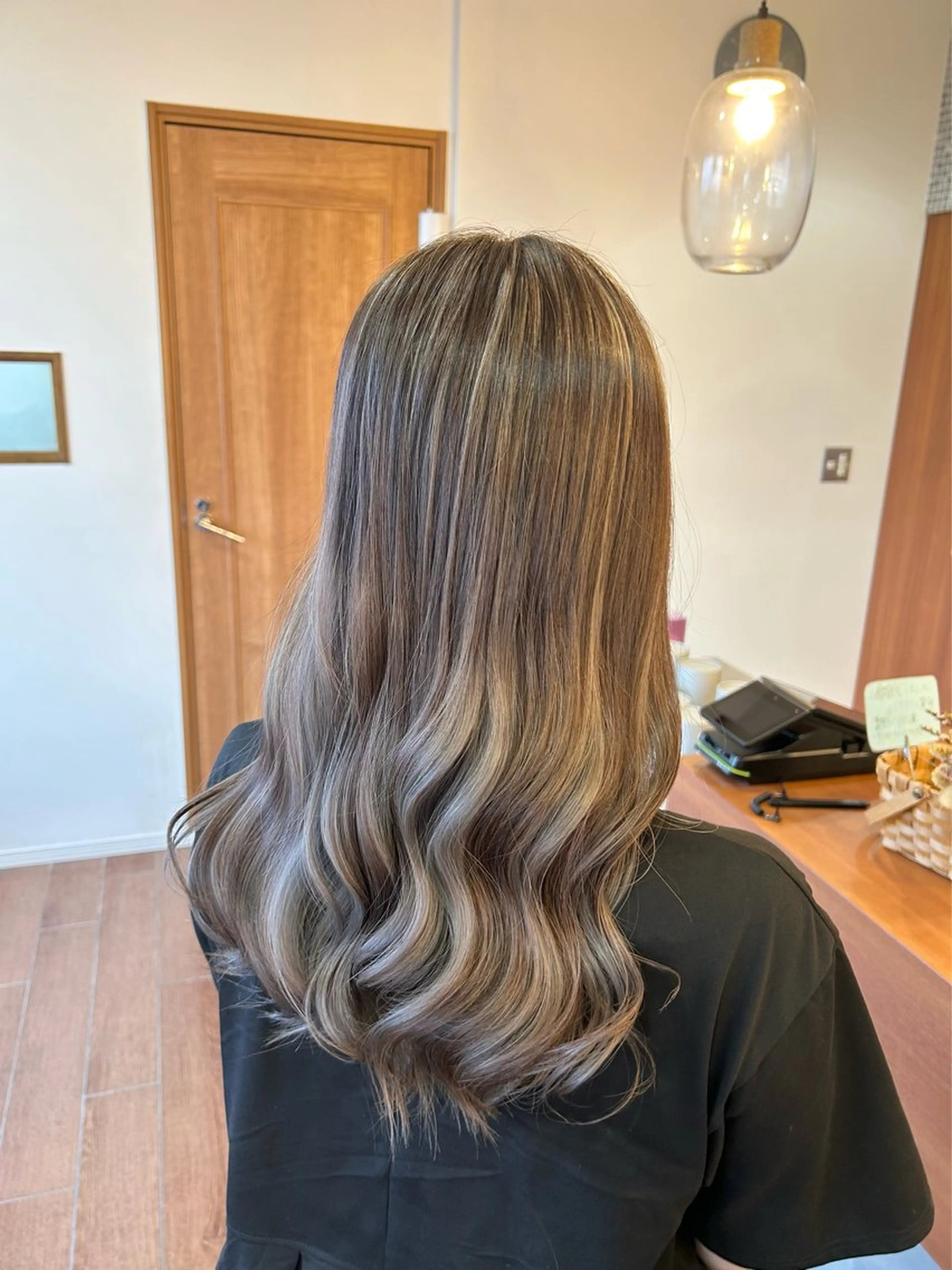 セミロング カラー 透明感カラー グレージュ ハイライトカラー ハイライト ヘアカラー トップスタイリスト 林すずかのヘアスタイル