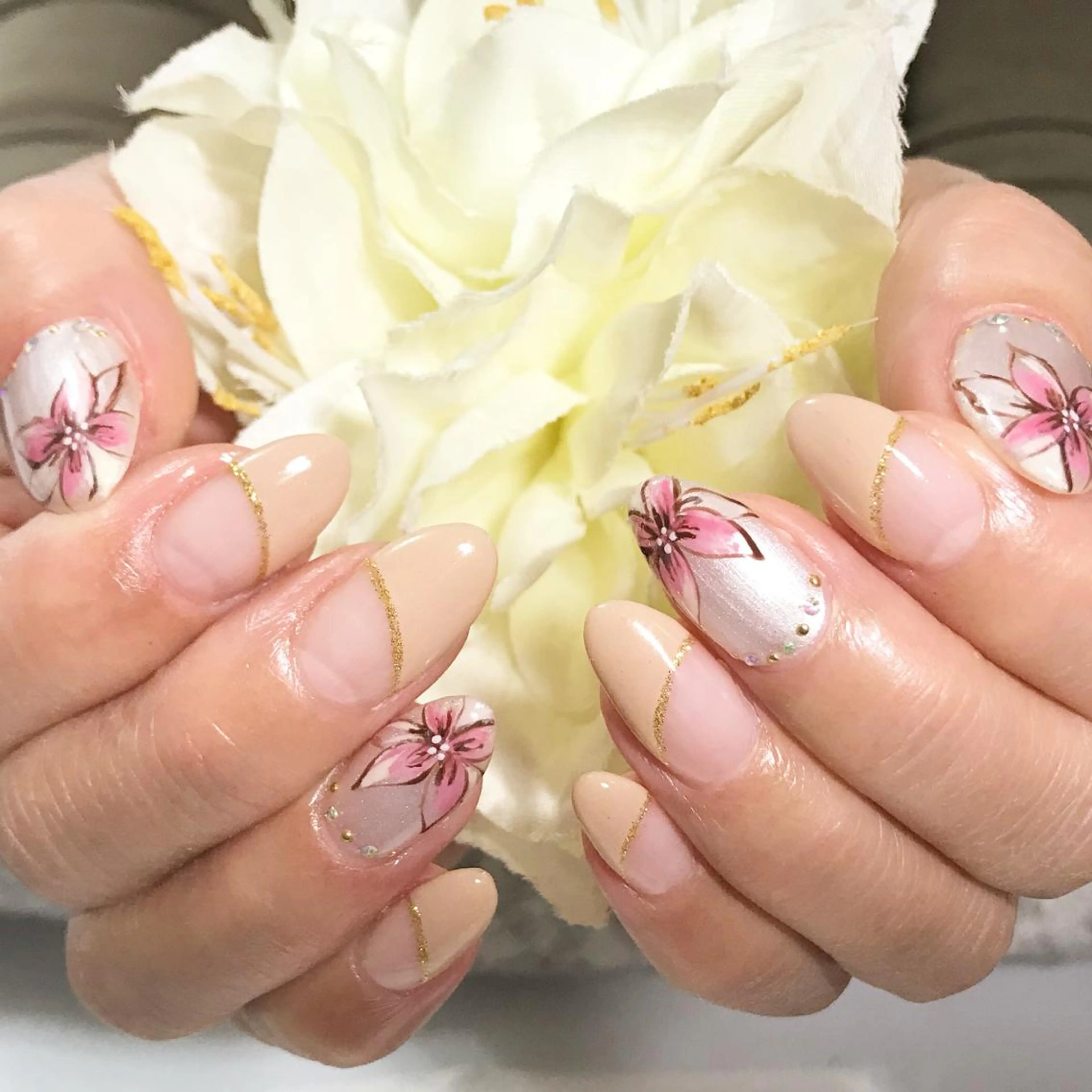 ネイル フラワーネイル フットネイル シンプルネイル 春ネイル ホワイト ハンドネイル ネイル フフラ所属・nail fufla ♡yamane♡のネイルデザイン