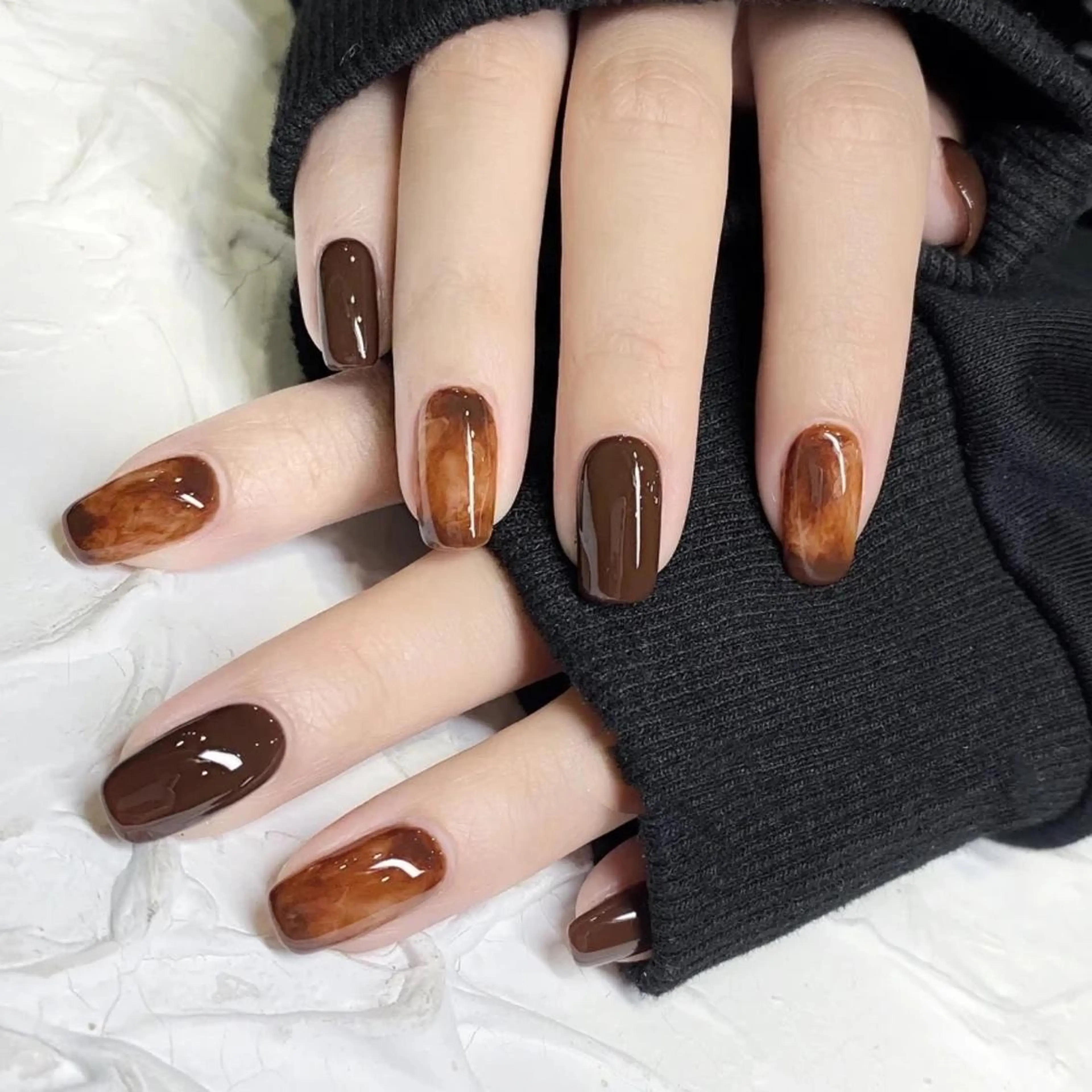 ミディアム ネイル べっ甲ネイル 冬ネイル ハンドネイル ネイリストゆか💅 長さだし、深爪矯正のネイルデザイン