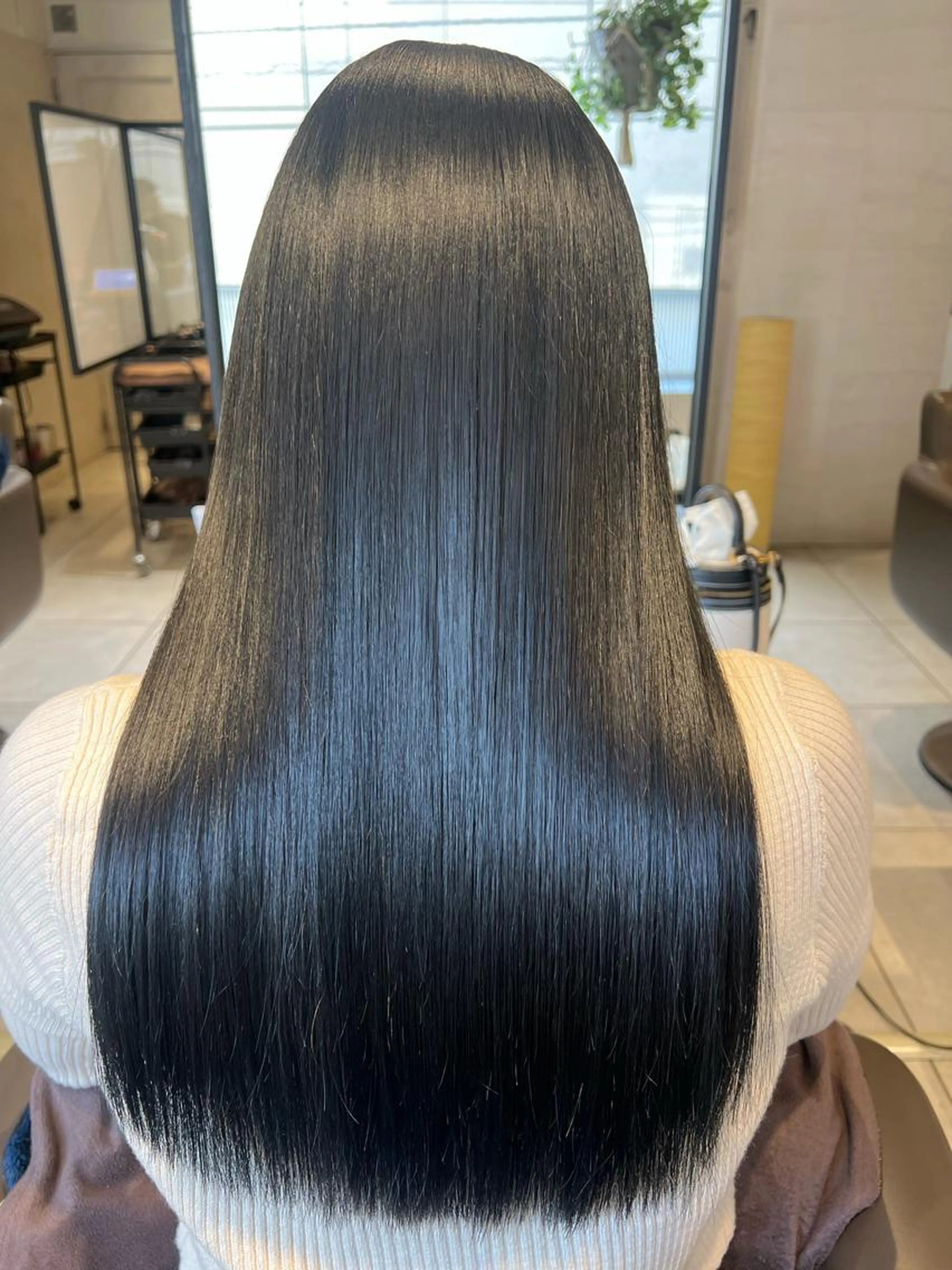 低ダメージ縮毛矯正➕トーンダウンカラー➕髪質改善酸熱トリートメントの写真