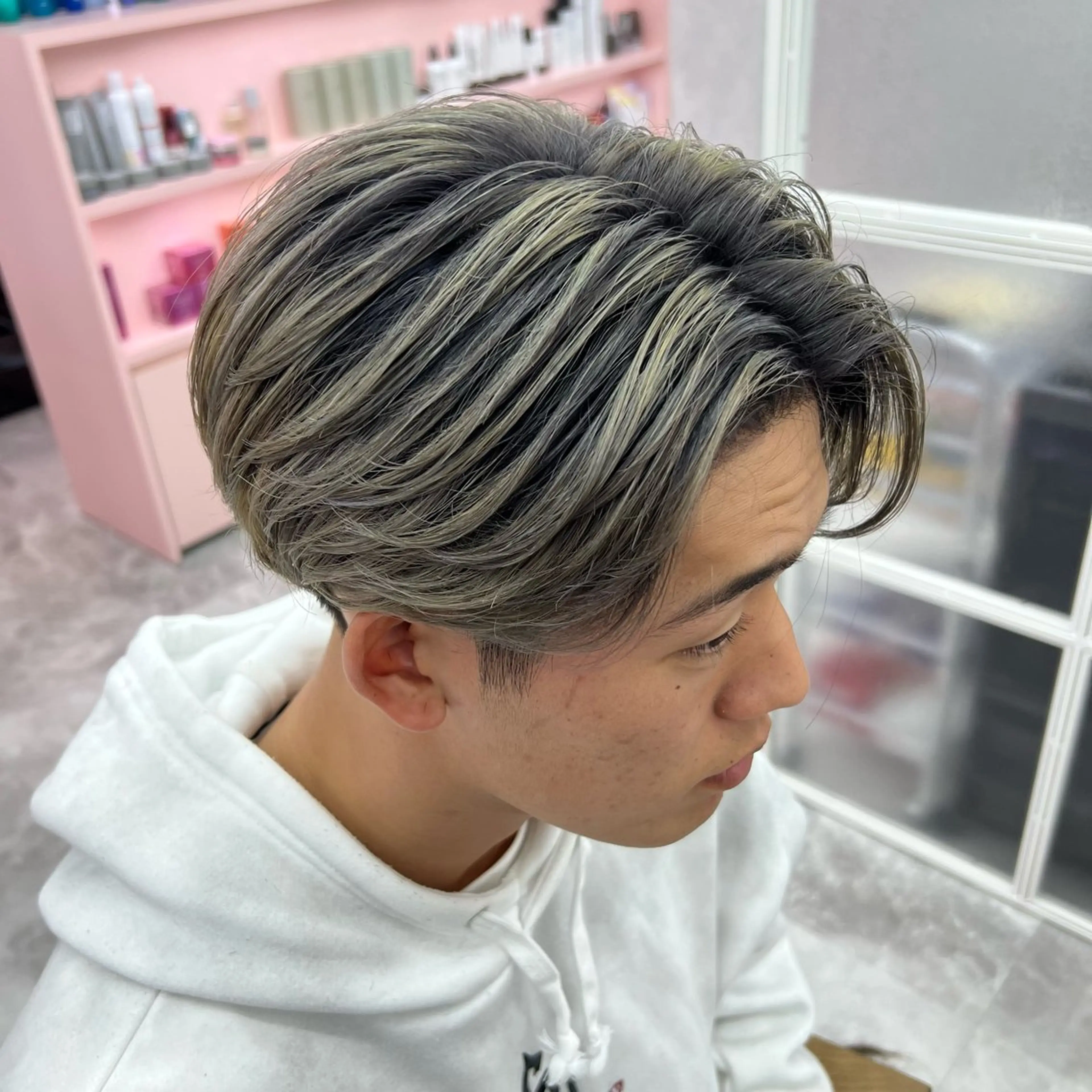ショート メンズ メンズバレイヤージュ メンズハイトーン レイヤーカット カット ヘアカラー トリートメント 岸下 理緒のヘアスタイル