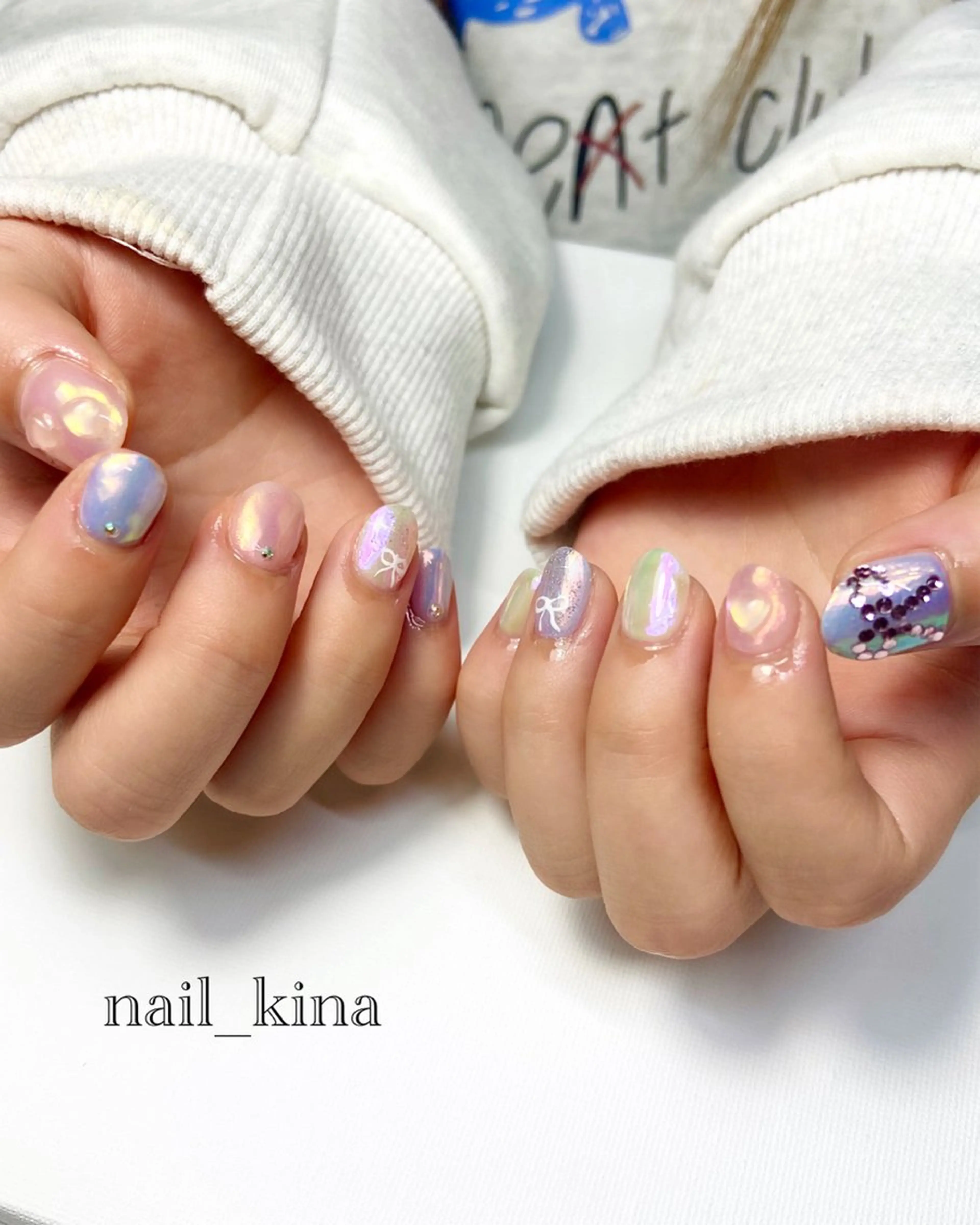ネイル オーロラネイル 持ち込み リボン ショートネイル nail_ kinaのネイルデザイン