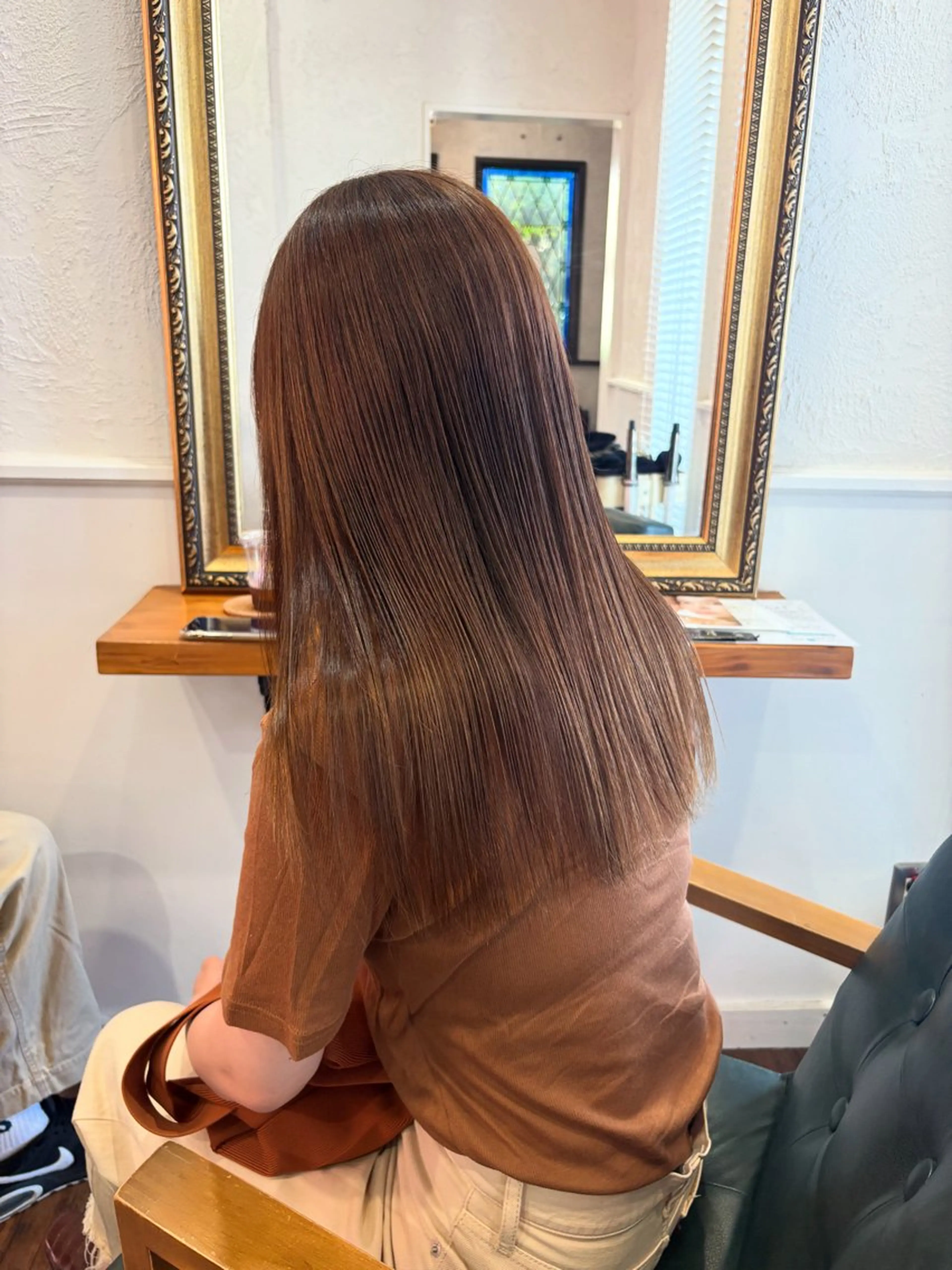 ロング カラー ベージュカラー ブリーチ ミルクティーベージュ ブリーチなしカラー カット ヘアカラー トリートメント 江原 彩華のヘアスタイル