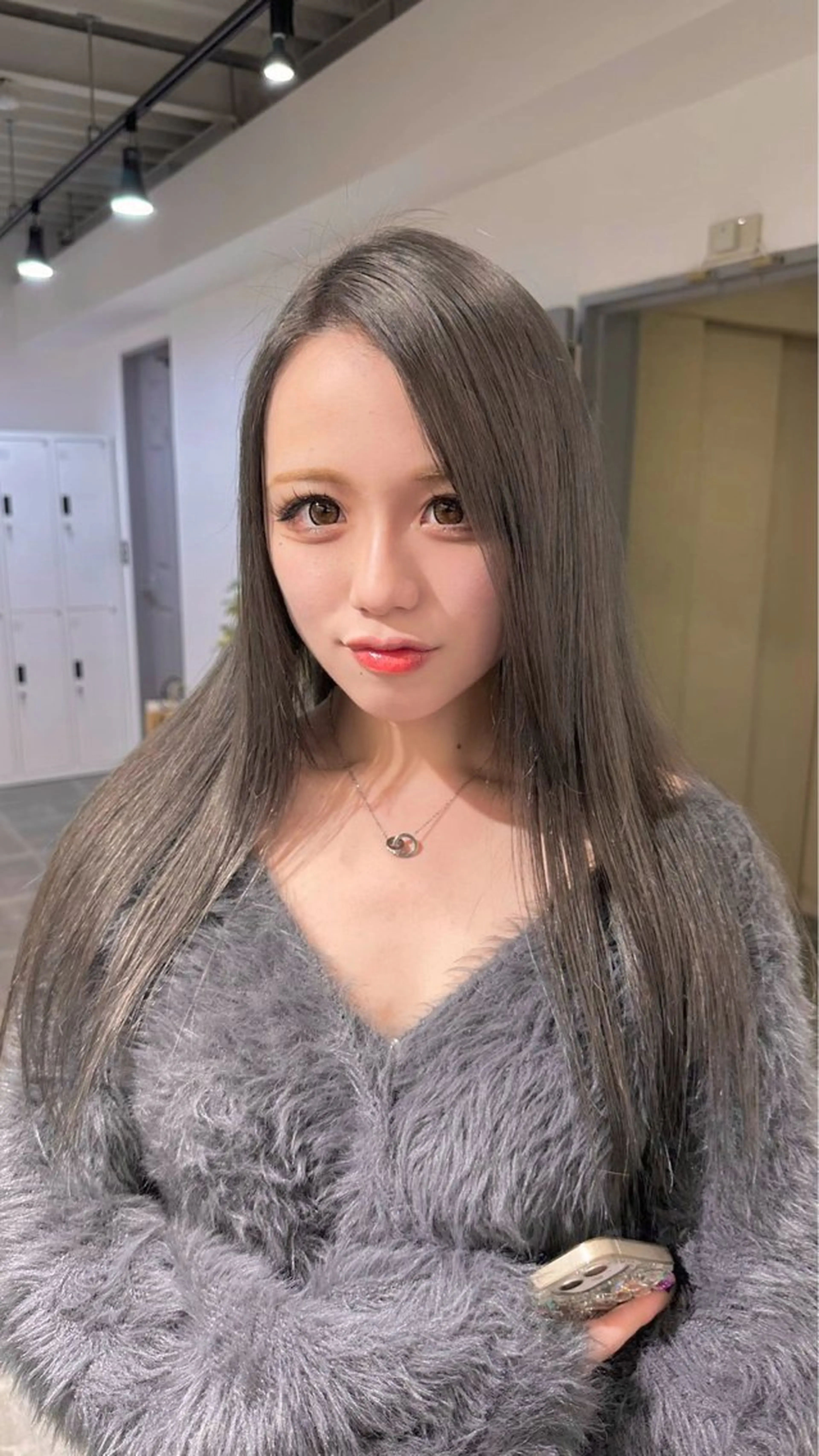 ロング カラー グレージュ ロング ハイトーン/ 縮毛矯正のヘアスタイル