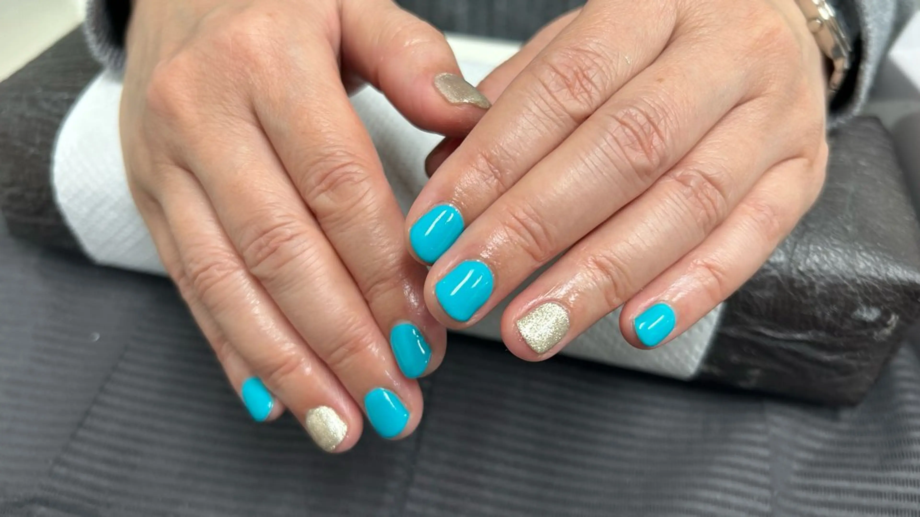 ネイル ブルー ゴールド ワンカラーネイル エーナイン 豊平店所属・HARADA KANAのネイルデザイン