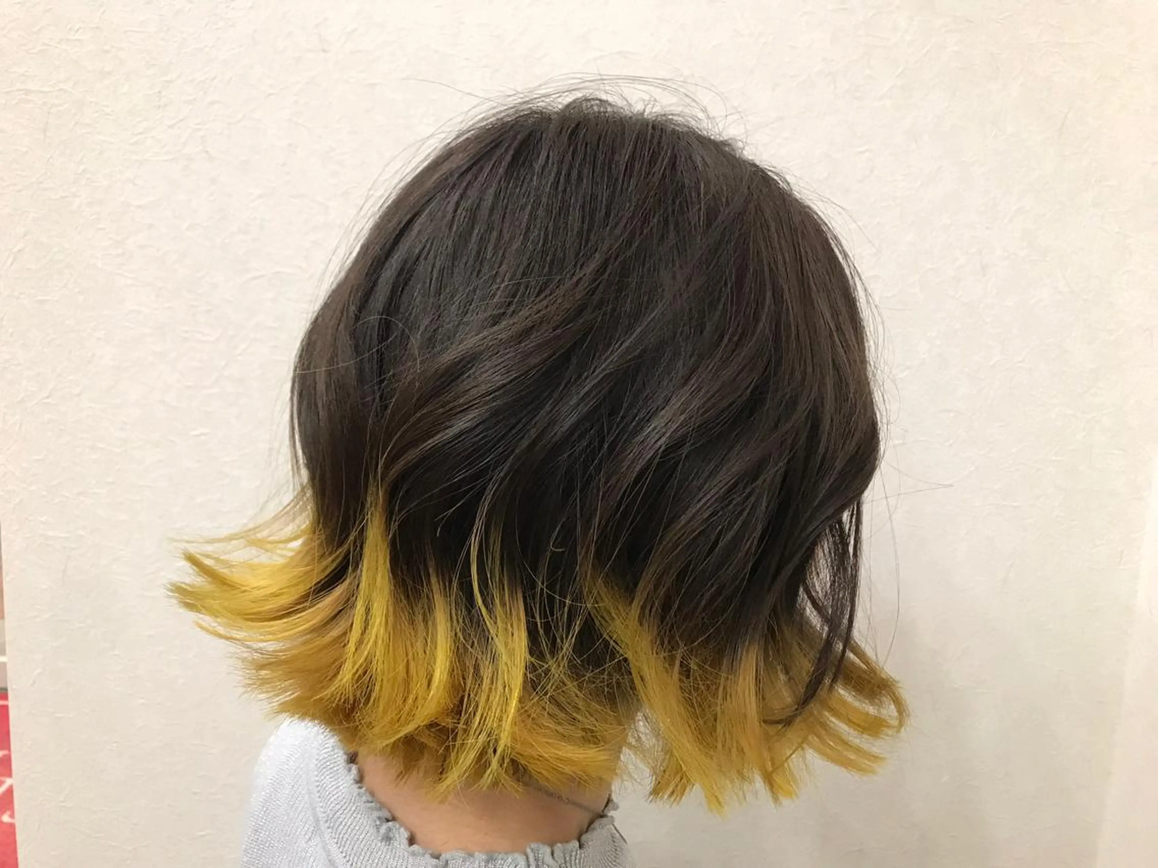 ミディアム カラー ブリーチ グラデーションカラー イエローカラー トリートメント ヘアカラー Style Tのヘアスタイル