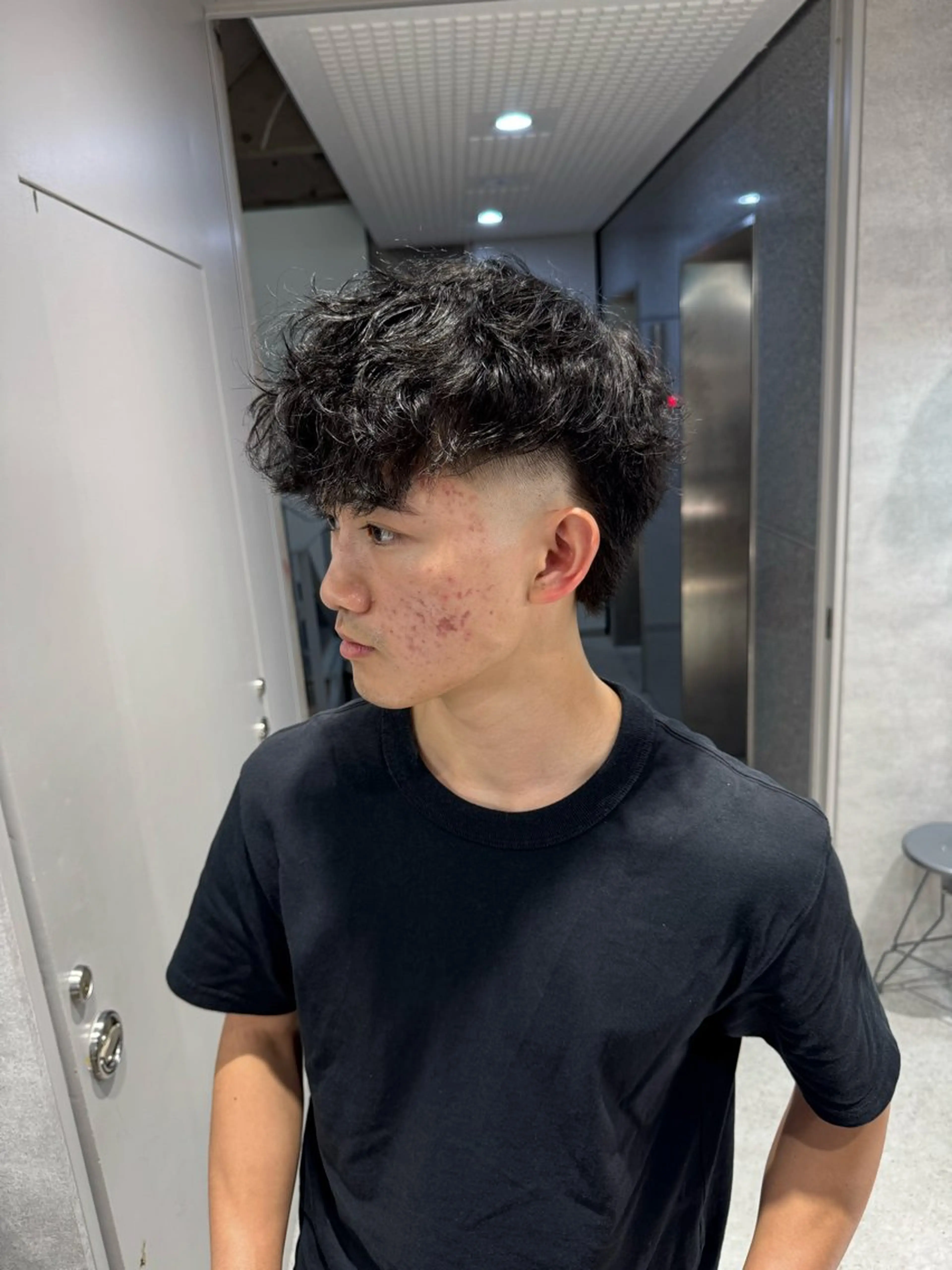 ショート カラー パーマ メンズ センターパート フェザーパーマ メンズハイライト メンズメッシュ マッシュ メンズ特化⚡️パーマ テッタのヘアスタイル