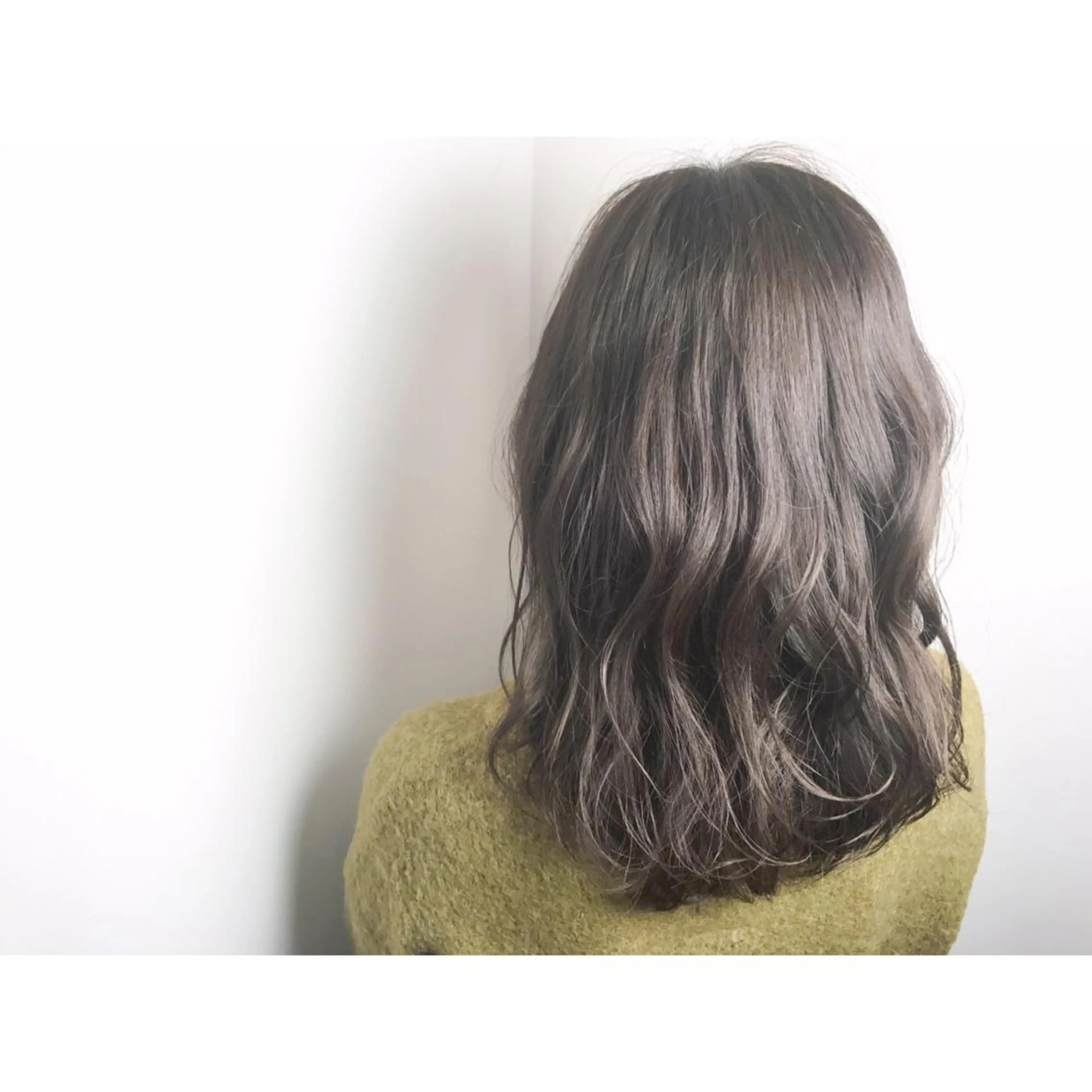 ミディアム カラー パーマ ミディアムパーマ ブルーカラー ブルージュ ショート/レイヤー なら石井知希のヘアスタイル