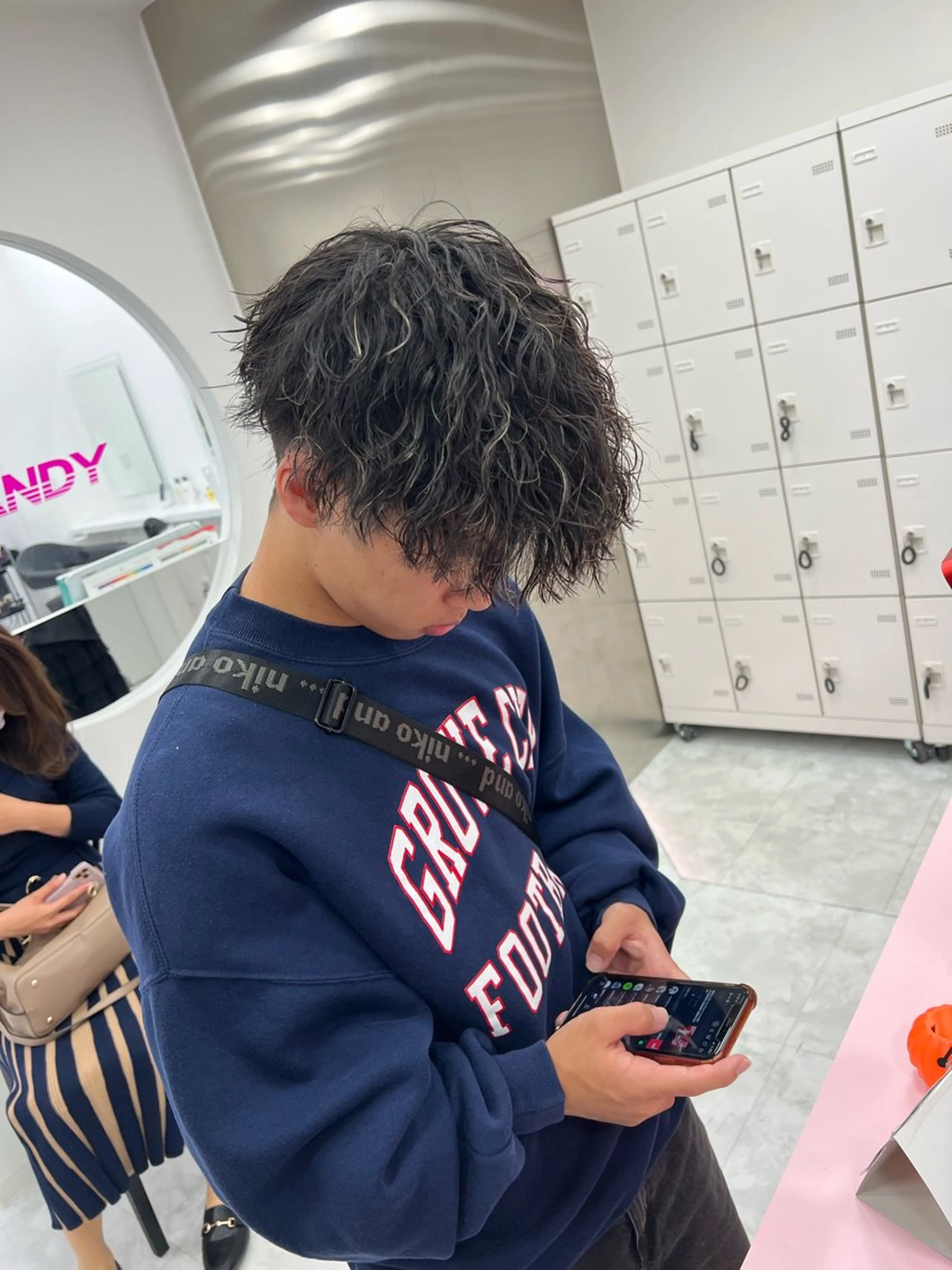 ミディアム パーマ メンズ ミディアムパーマ センターパート メンズ韓国風 韓国マッシュ マッシュウルフ ヘアカラー トリートメント ヘッドスパ ヘアセット トレンド/レイヤー うる艶🪞CANDYのヘアスタイル