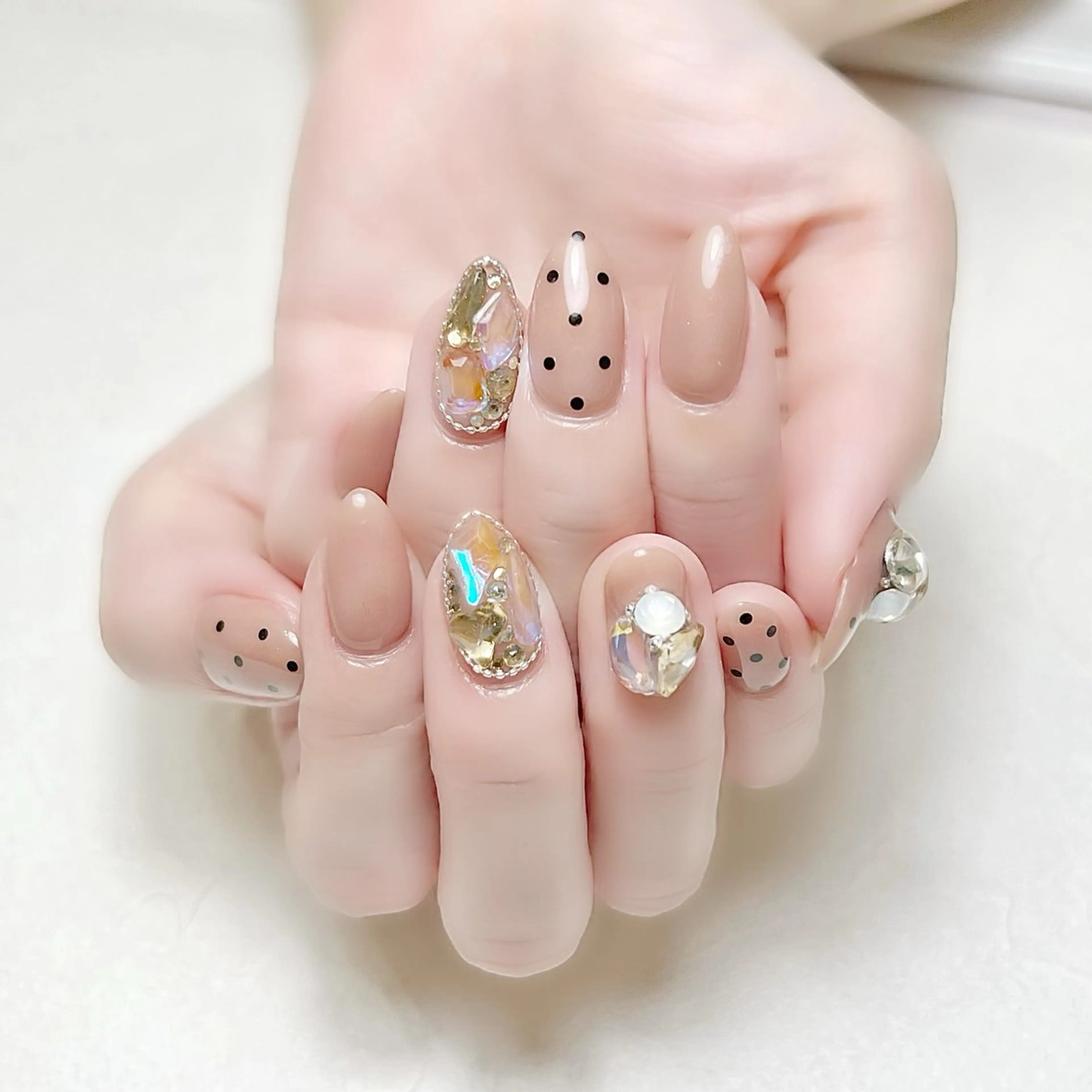 ネイル ドット ガーリー キラキラネイル 春ネイル ワンホンネイル rouse nail RISATOのネイルデザイン