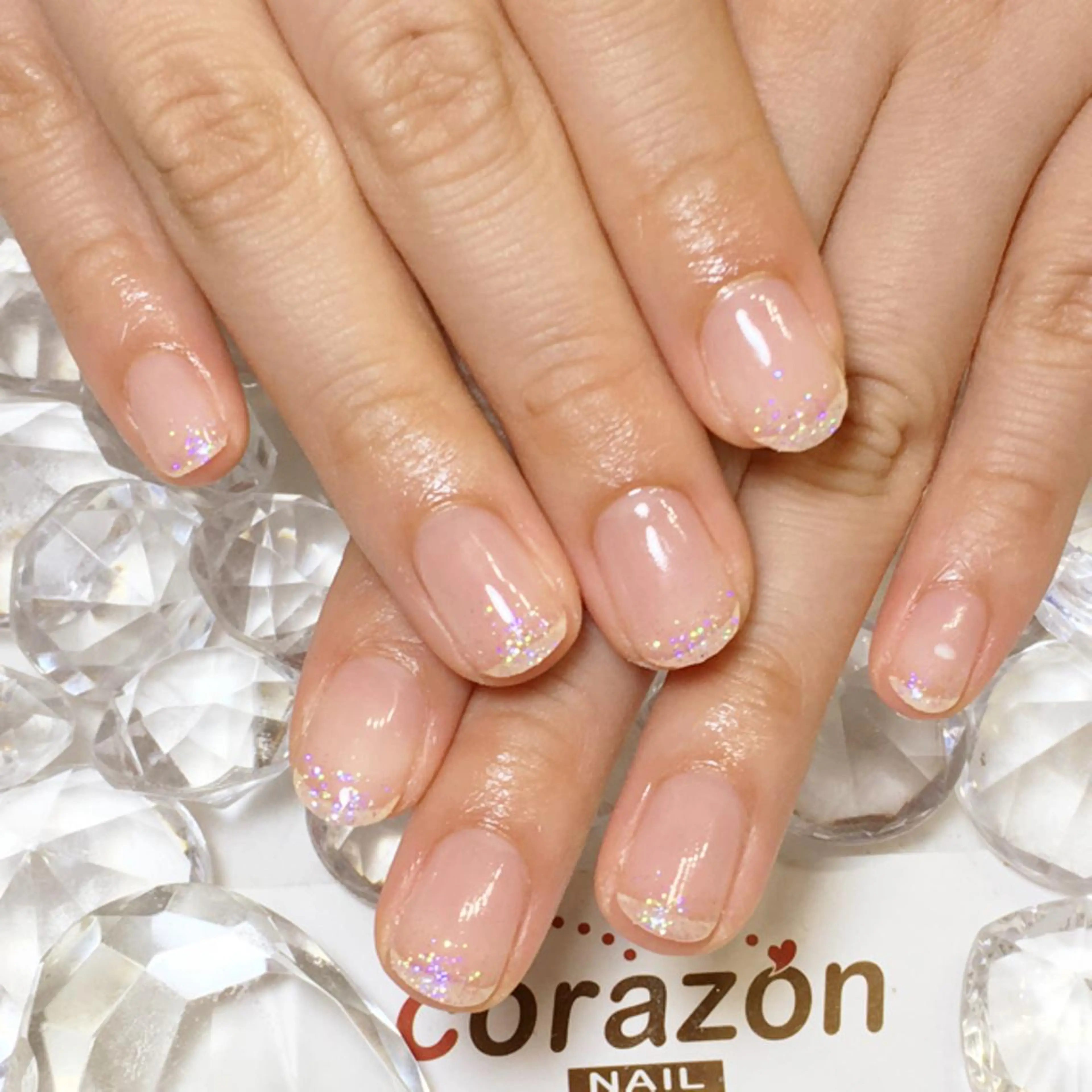 ネイル ジェルネイル グラデーション ラメ(グリッター) シンプルネイル ホワイト ハンドネイル corazon所属・ネイリスト aicoのネイルデザイン