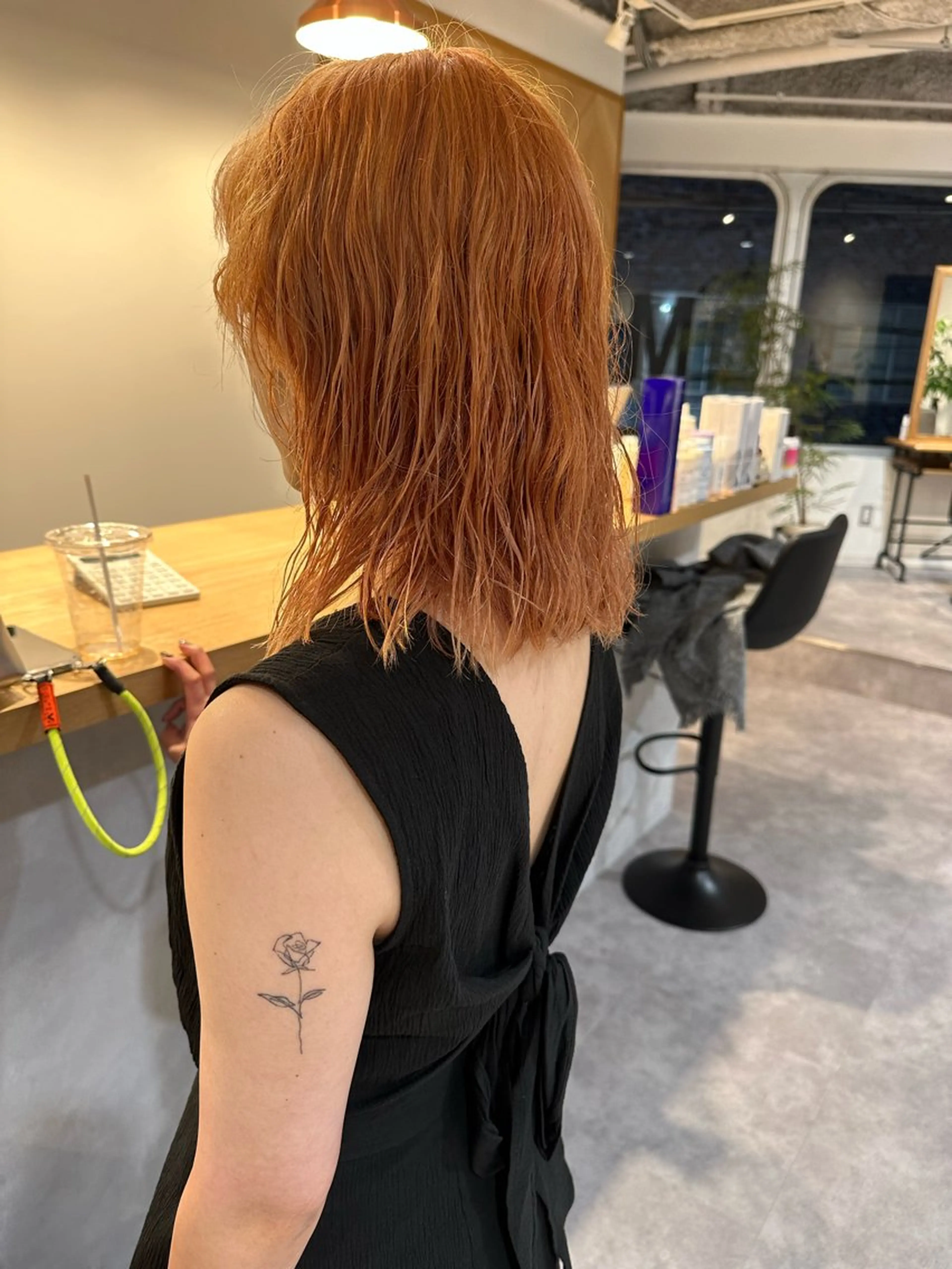 ミディアム カラー ミディアムパーマ ブリーチ 抜きっぱなしブロンド ブロンド ケアブリーチ レイヤー/ウルフ/ ハッシュカット/ダイのヘアスタイル