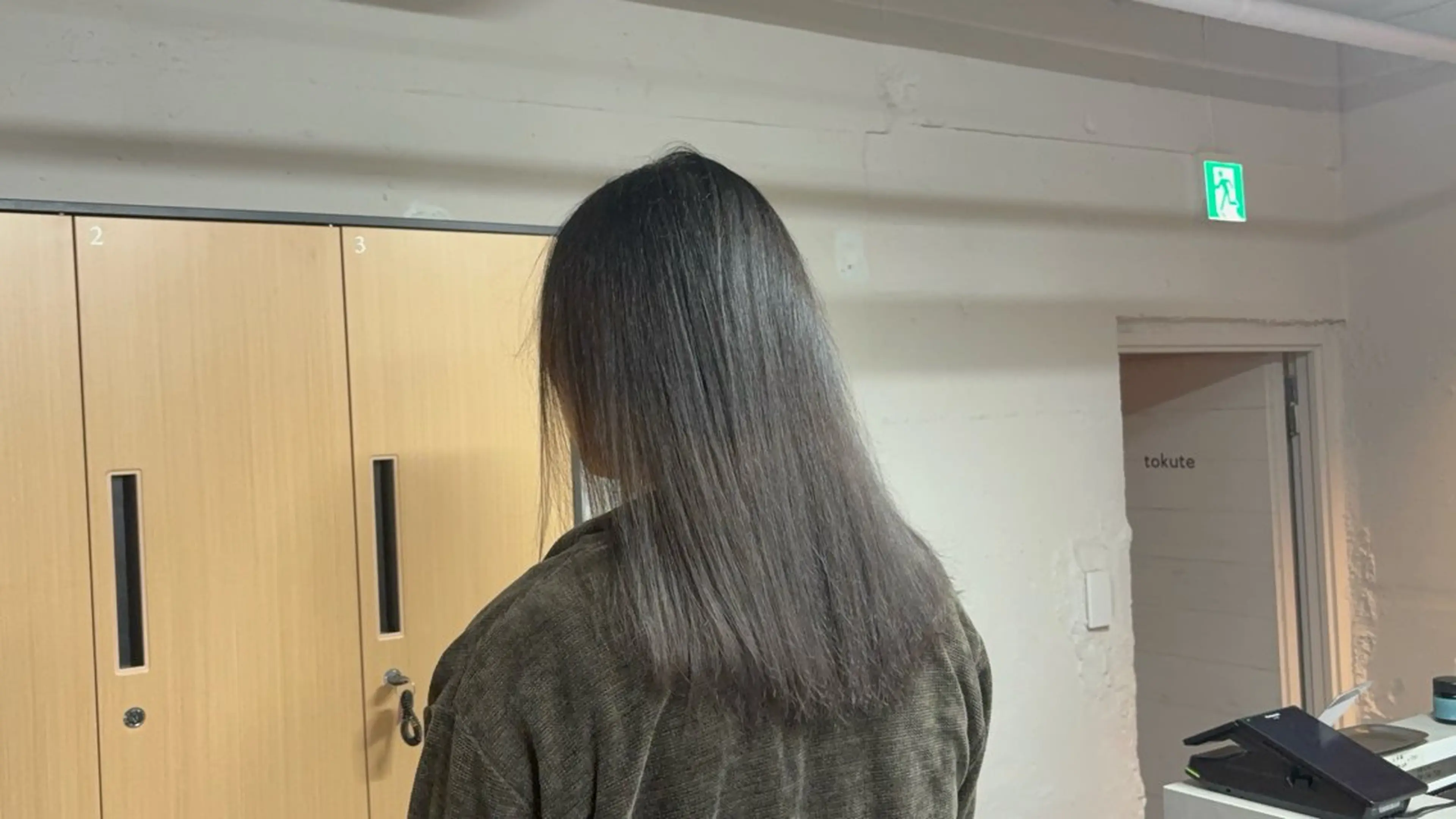 セミロング カット ヘアカラー tokute 中野真咲🐺のヘアスタイル