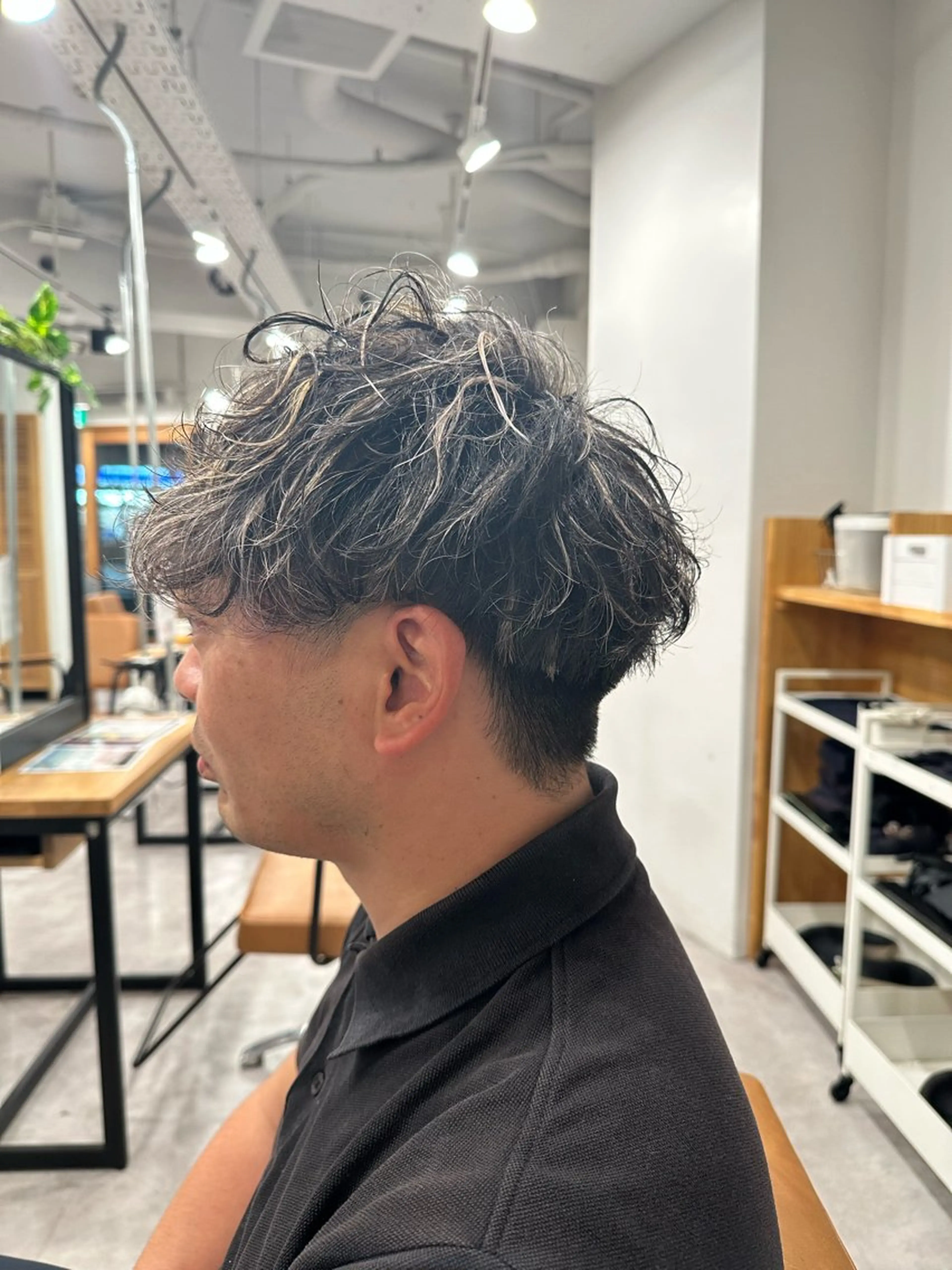 カラー パーマ メンズ メンズハイライト メンズパーマ ハイライトカラー ヘアカラー トリートメント 特殊カラー特化 ✂️SHIAN フジのヘアスタイル