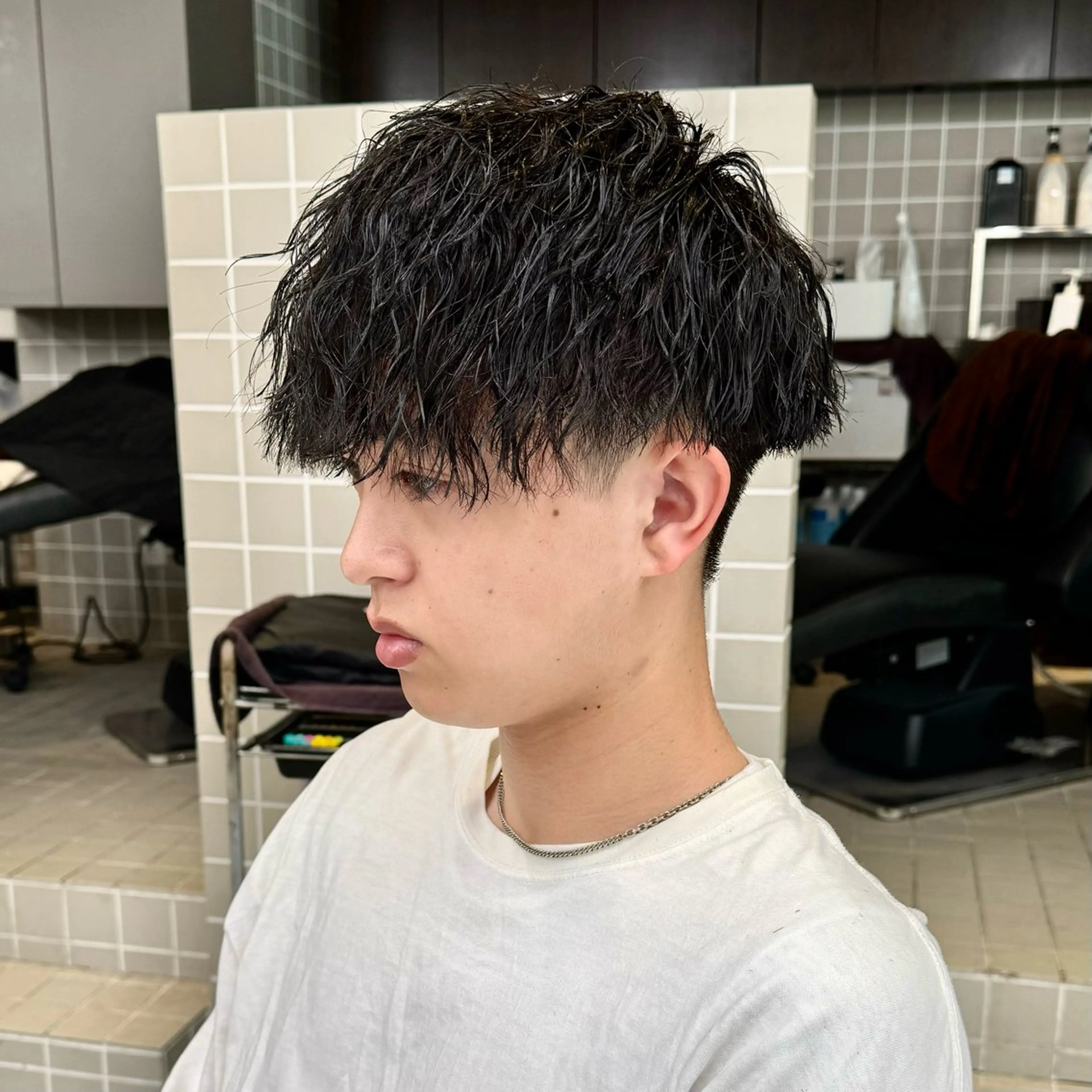 ショート パーマ ヘアアレンジ メンズ メンズパーマ 顔まわりカット の達人のヘアスタイル