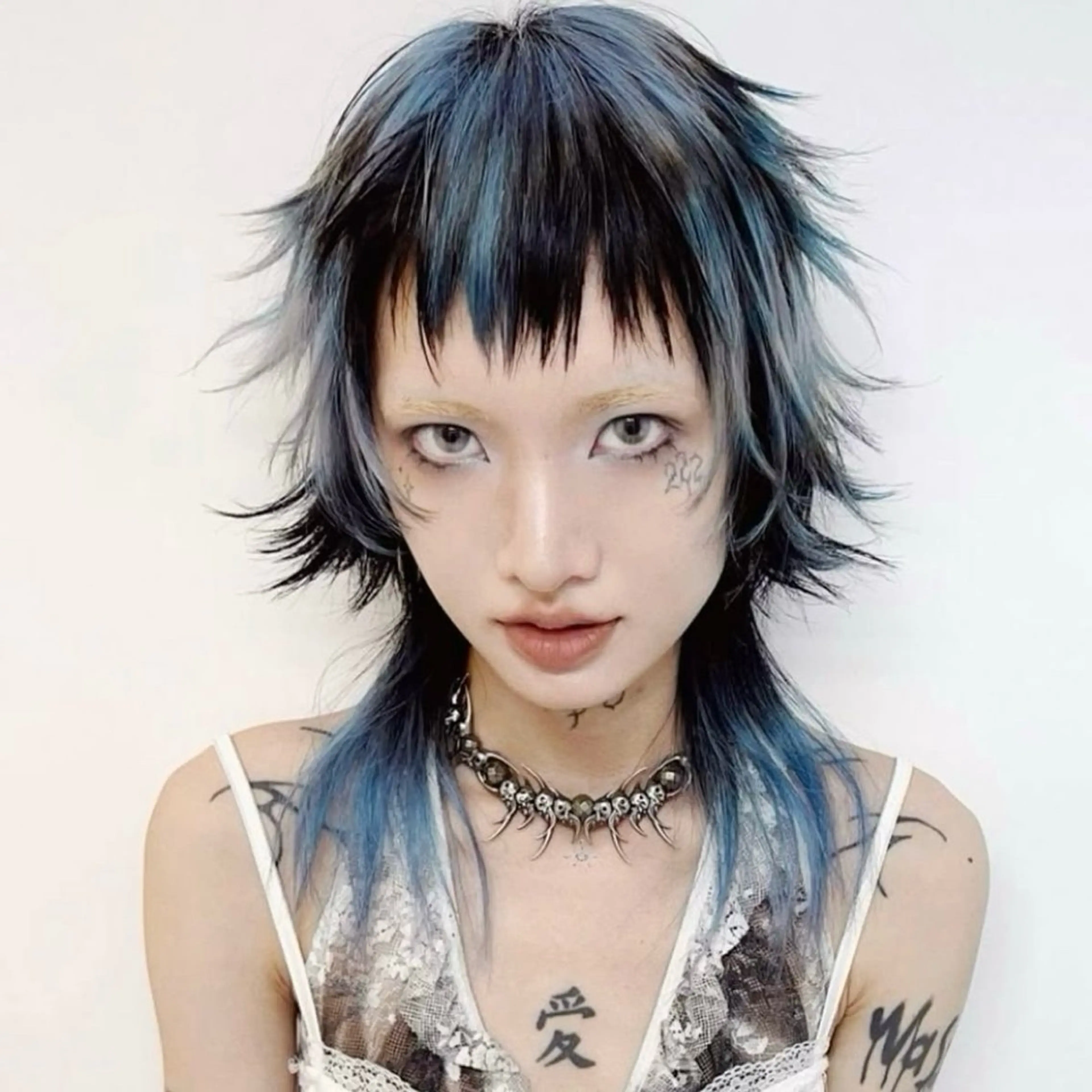 カラー カット ヘアカラー トリートメント ウルフとデザイン カラーの神のヘアスタイル