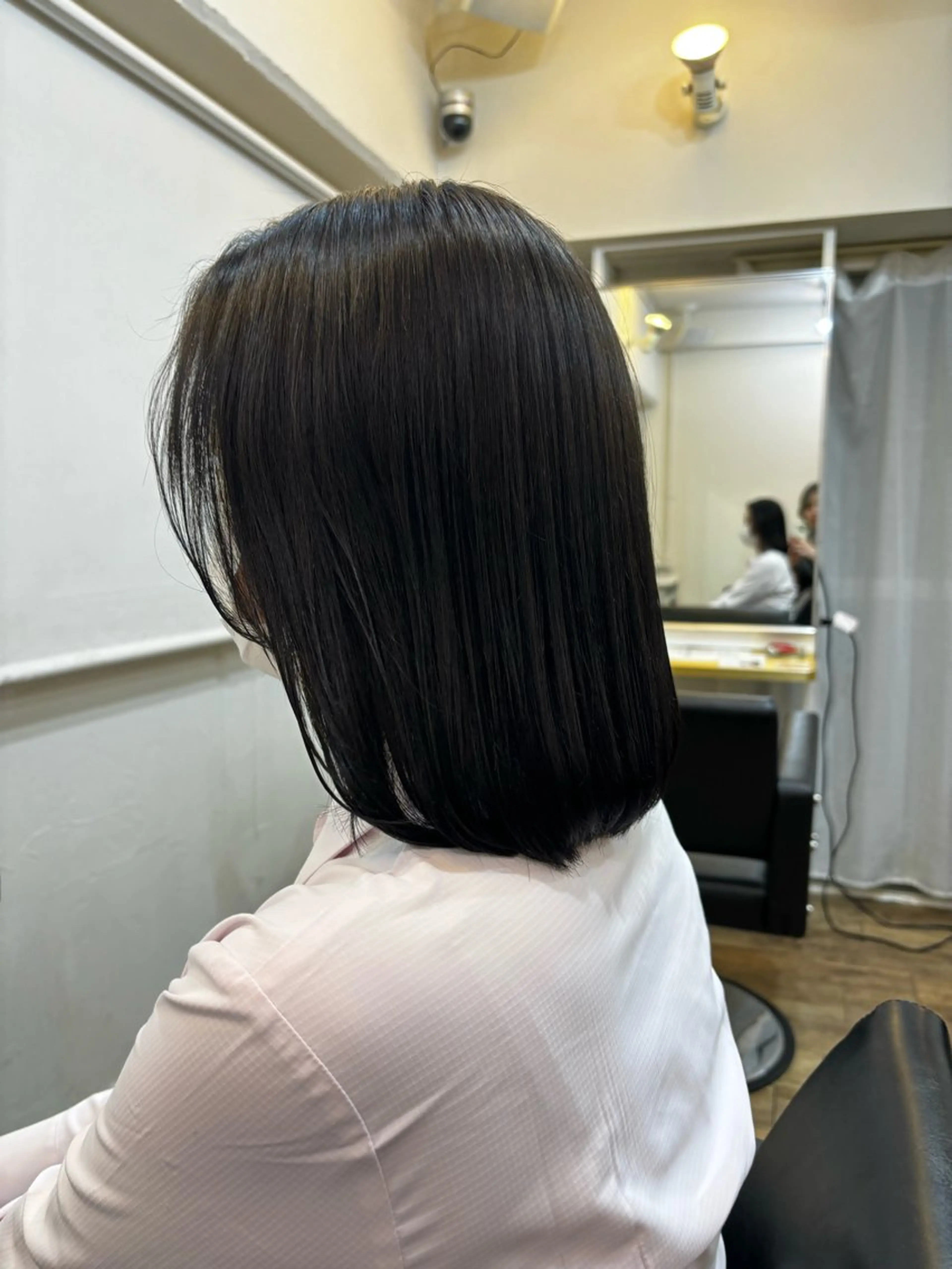 ミディアム シオン/艶髪/ グレージュカラーのヘアスタイル