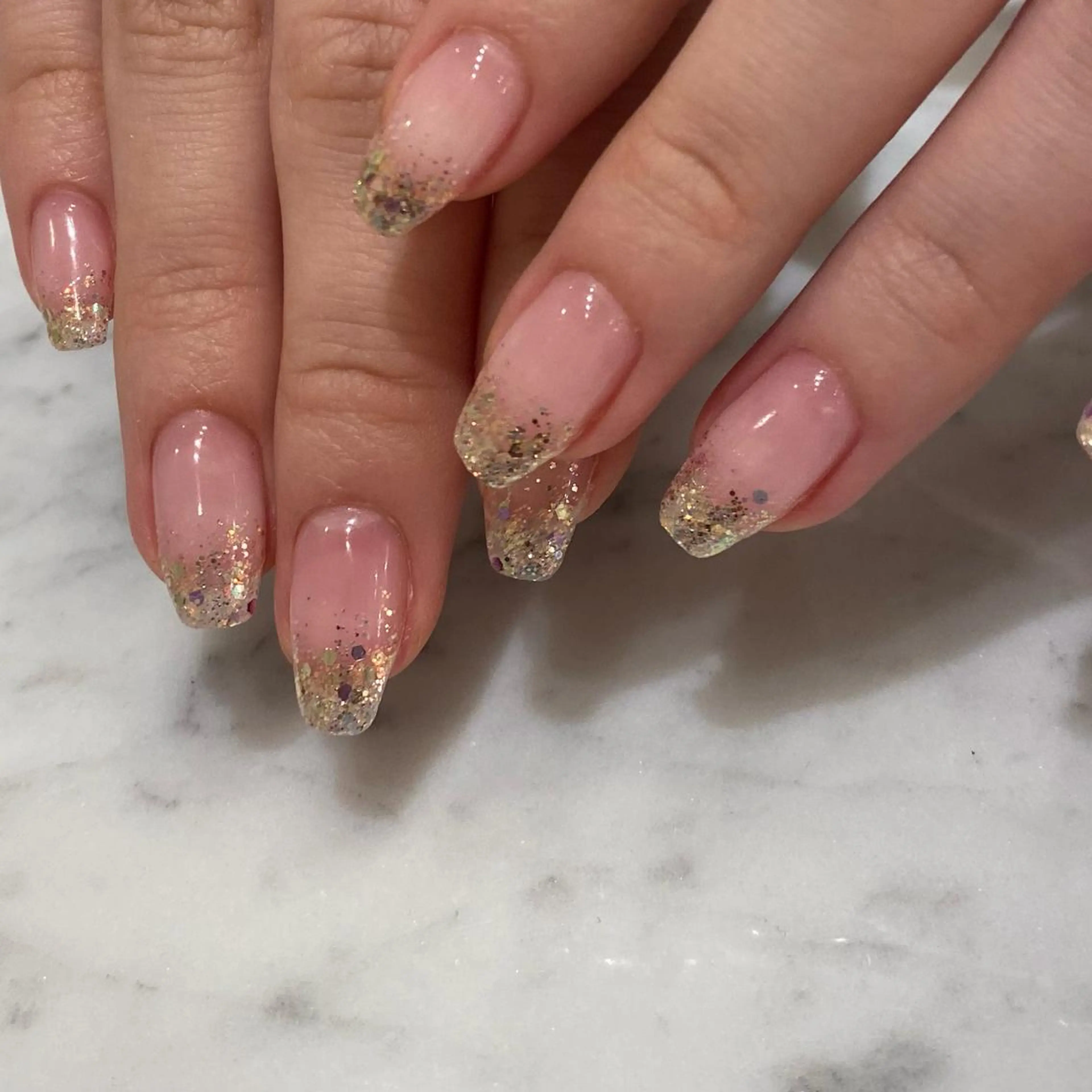 ネイル グラデーション ラメ(グリッター) ラメグラデーション ネイル&アイ　QUEEN&CRIMSON所属・眉WAX/ピーリング ホワイトニングの眉毛・アイブロウイメージ