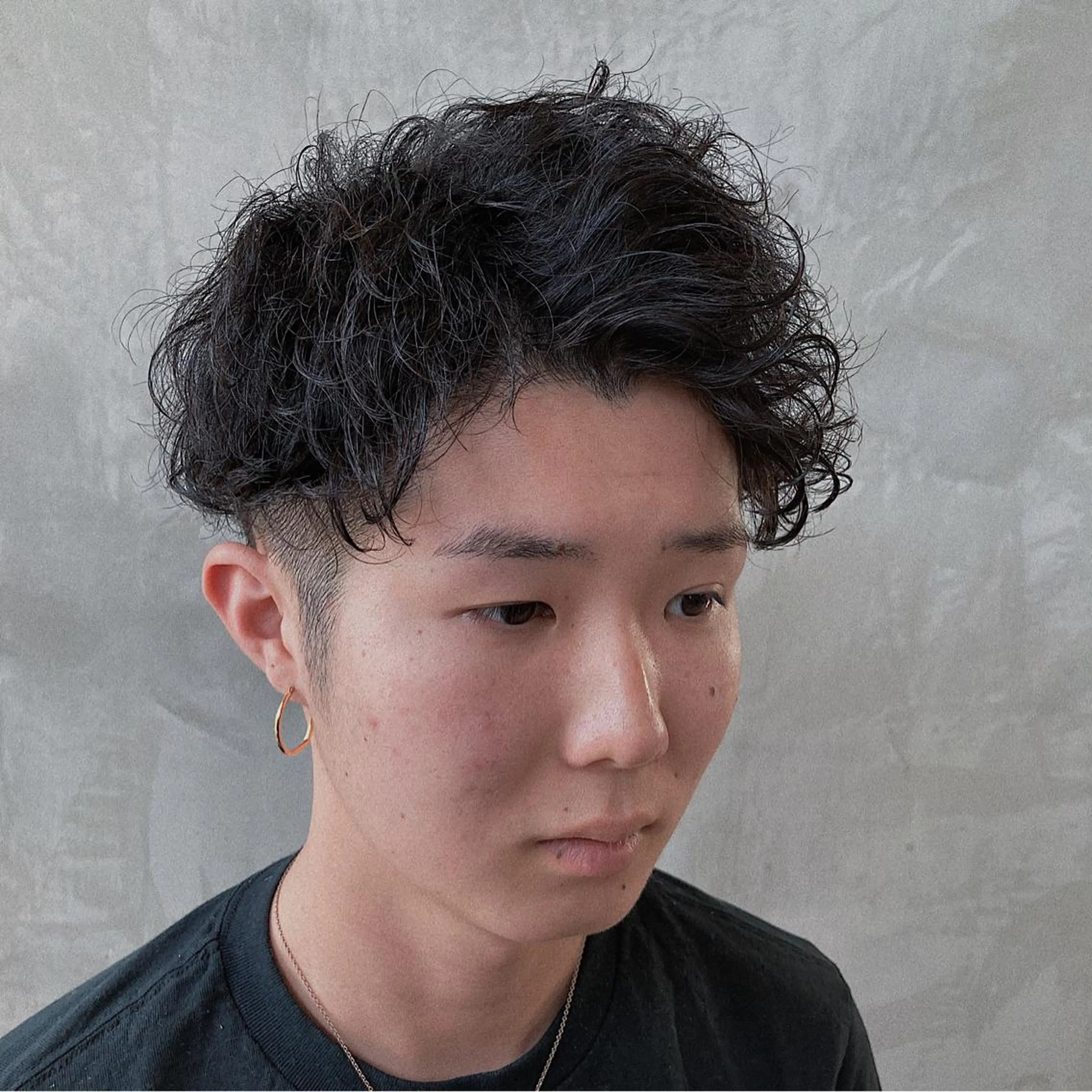 ショート パーマ メンズ アップバング マッシュ メンズパーマ くせ毛 ショートヘア 波巻きスパイラルパー マ/シャドウパーマ駿のヘアスタイル