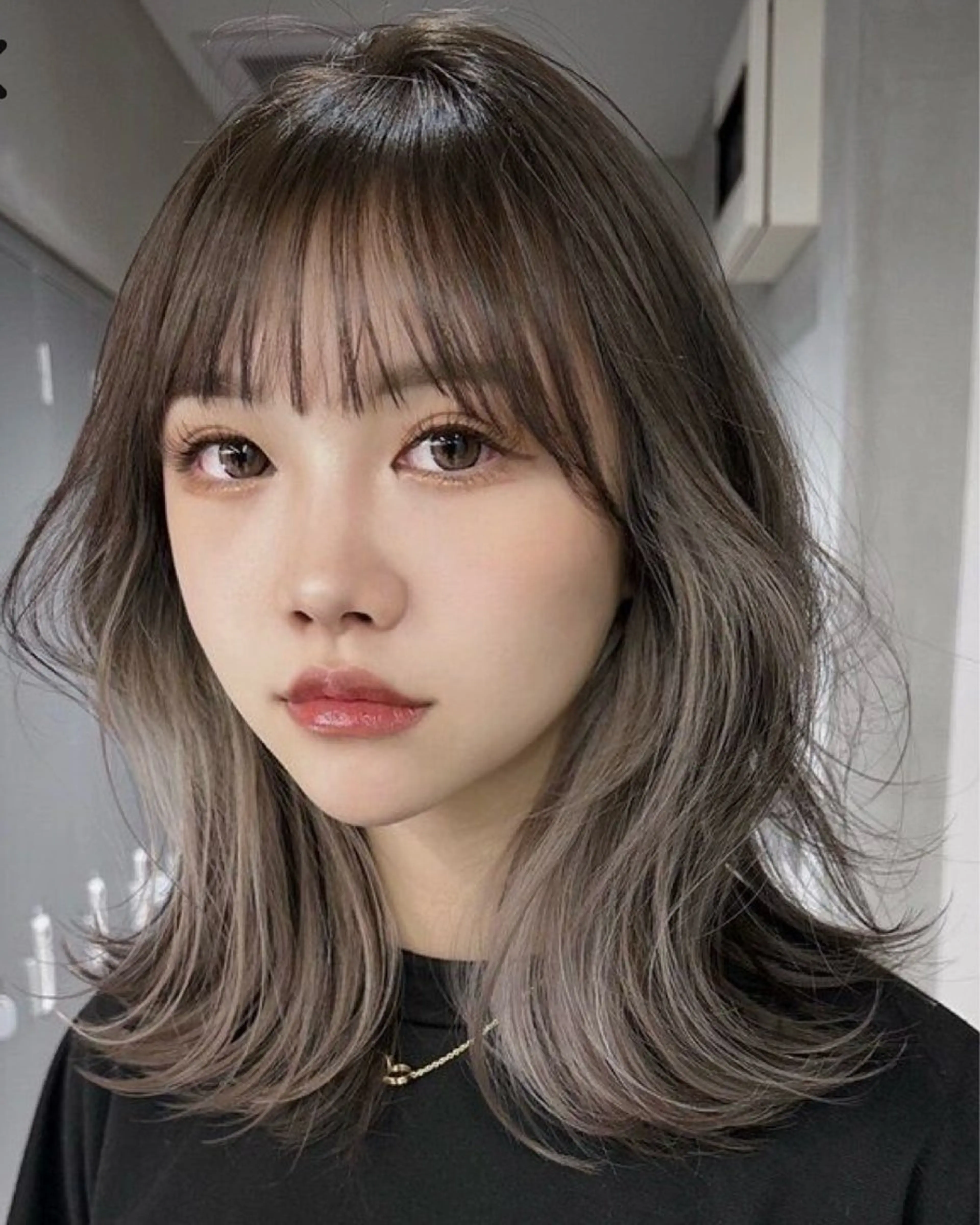 ミディアム カラー ベージュカラー ブリーチ イヤリングカラー ホワイトベージュ ヘアカラー トリートメント 銀座/インナーカラー /髪質改善/せいぎのヘアスタイル