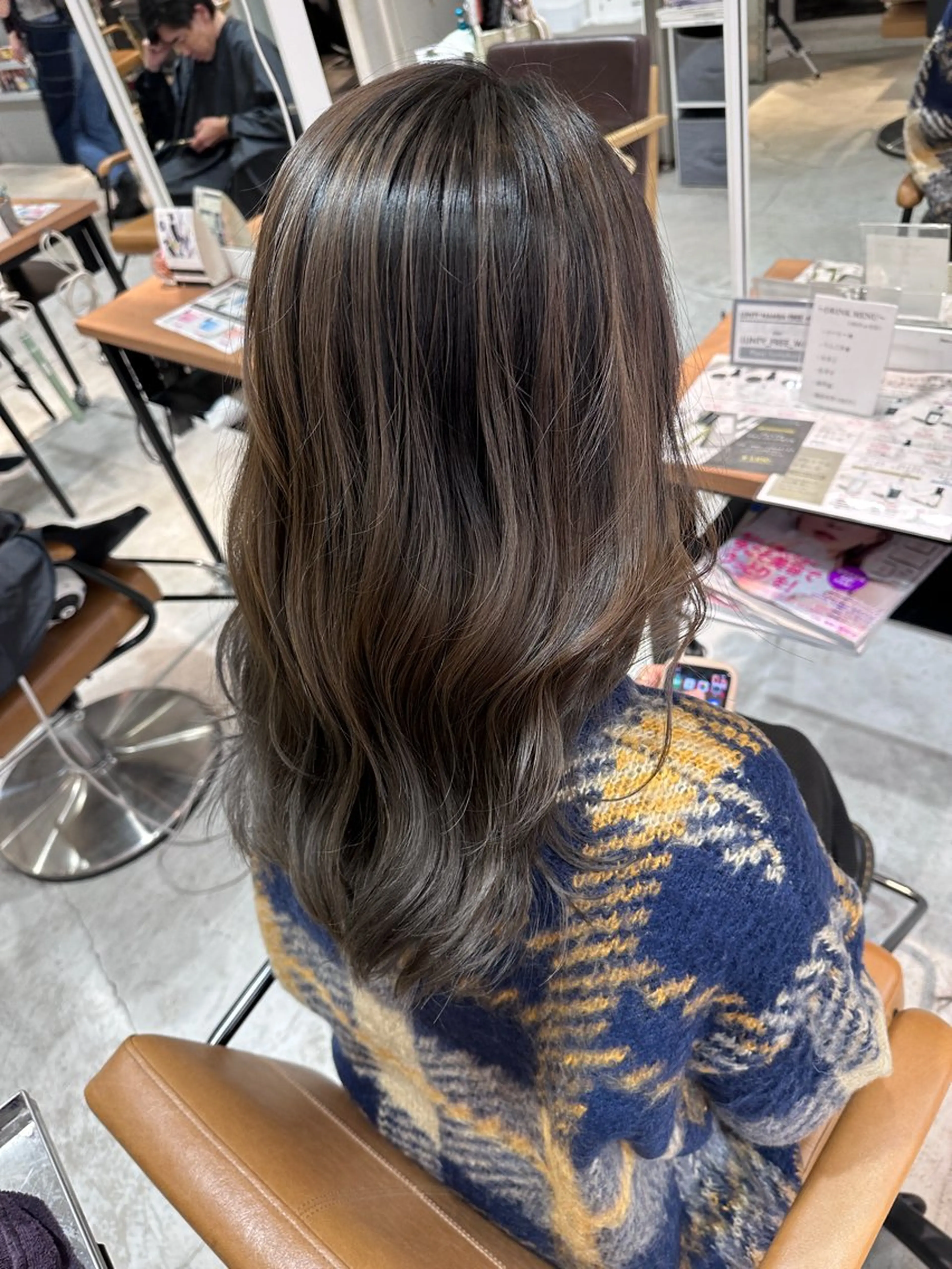 ロング カラー バレイヤージュ グレージュ レイヤーカット レイヤーブリーチ特化 ホワイト専門/岸のヘアスタイル