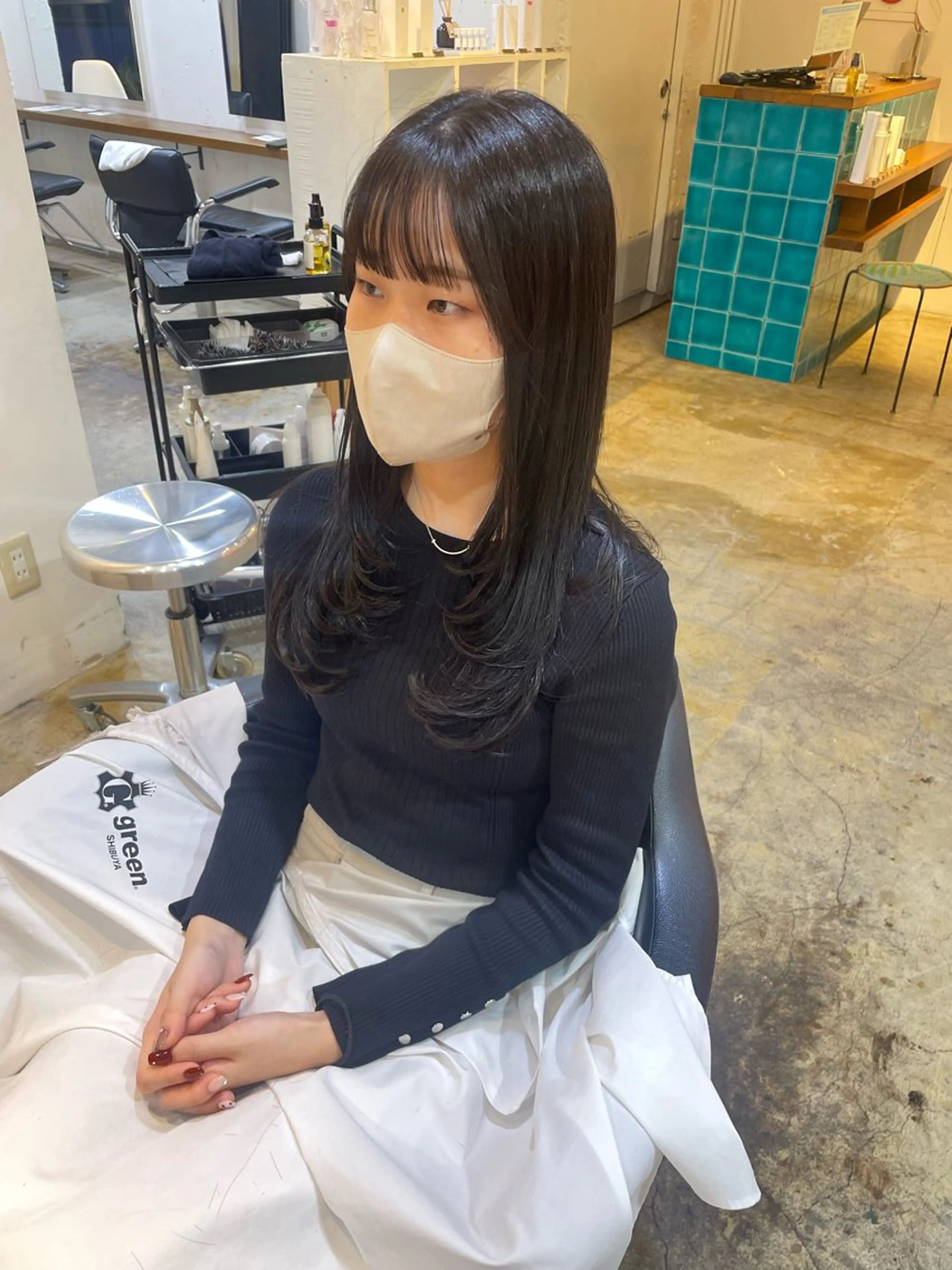 ロング カラー 黒髪 ブルーカラー ブルーブラック レイヤーカット MIOベージュカラー 柔らかいカラーのヘアスタイル