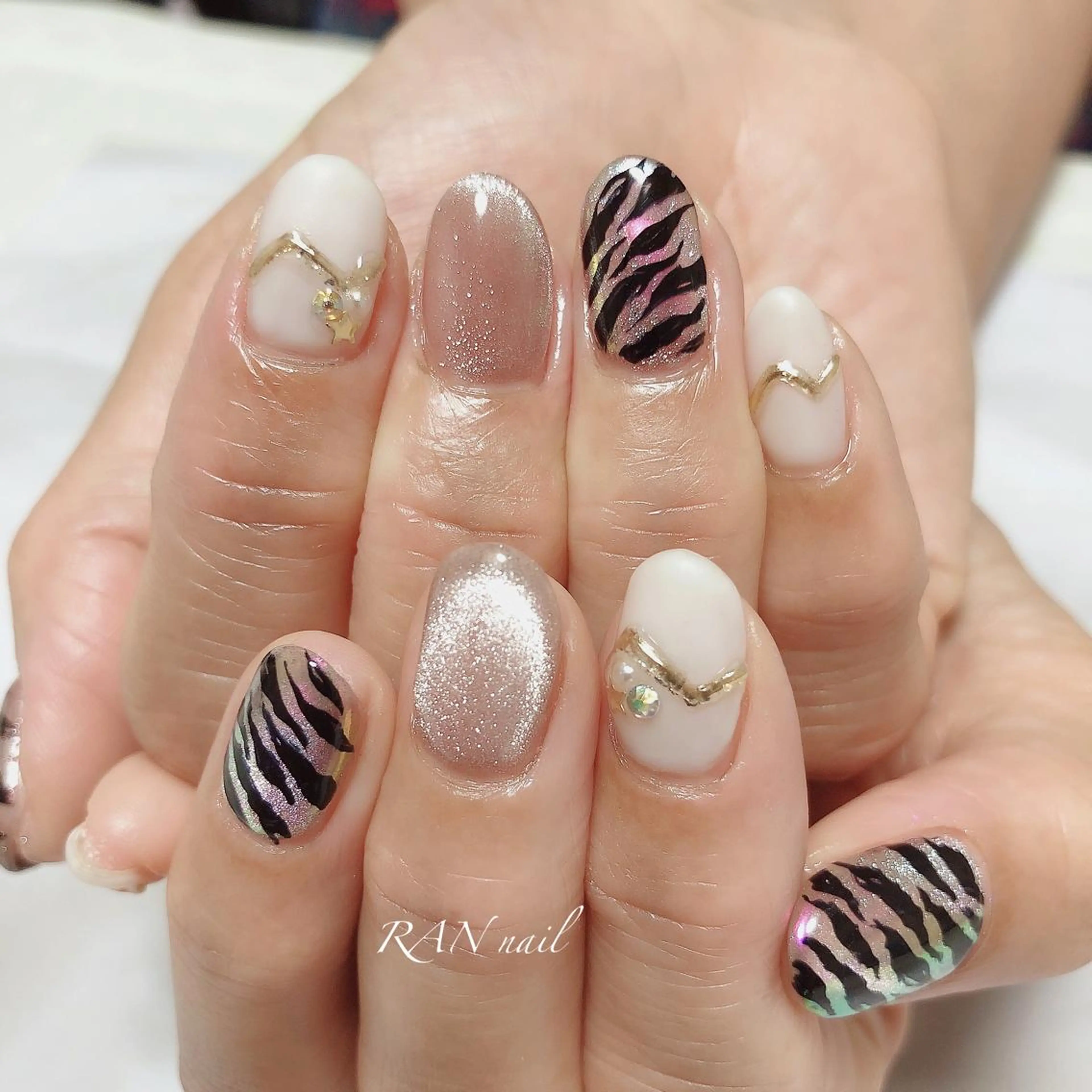 ネイル オーロラネイル ジェルネイル グリーン キラキラネイル マグネットネイル RAN nail 〜ランネイル〜所属・RAN nailのネイルデザイン