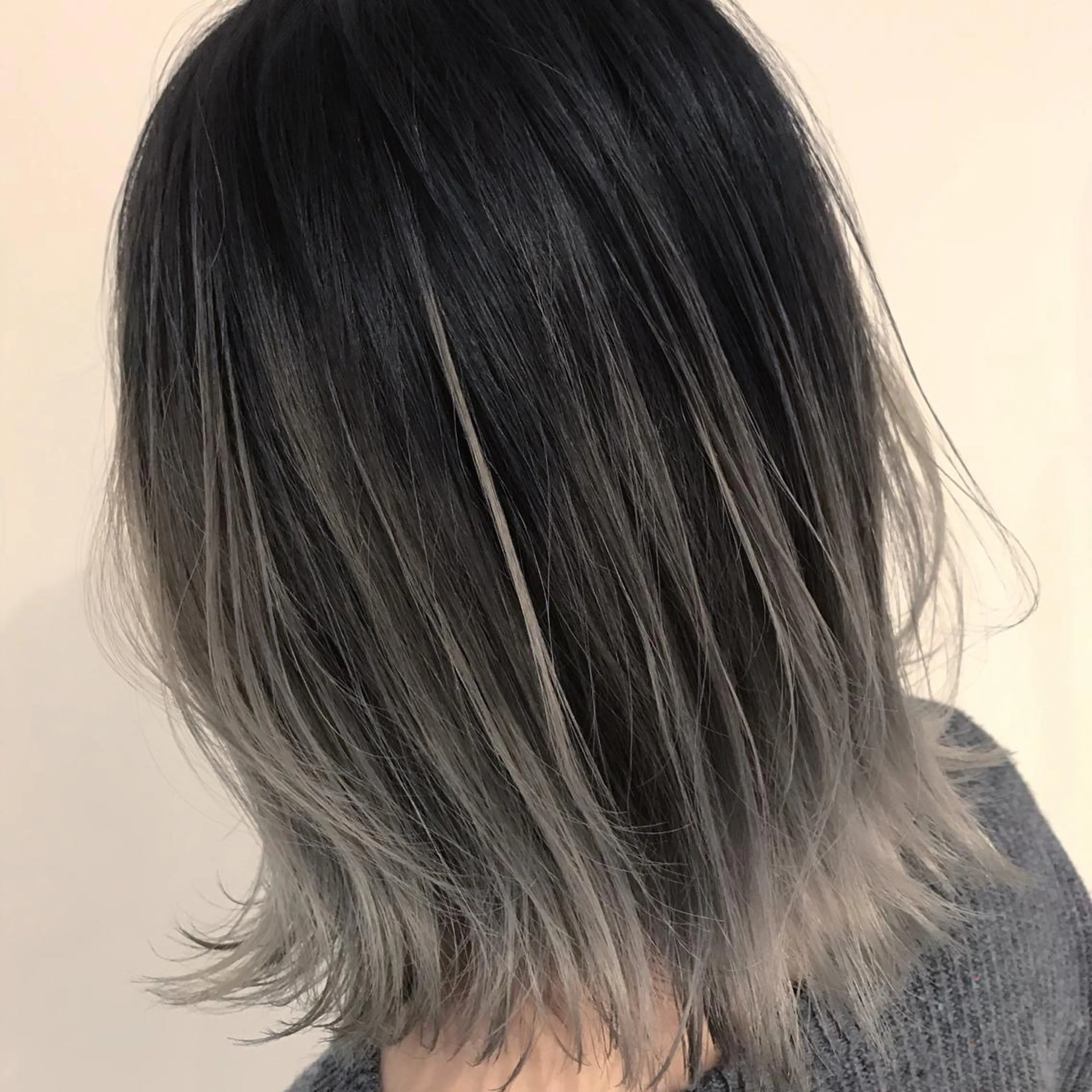 ショート カラー アッシュ アッシュグレー アッシュグレージュ バレイヤージュ ベージュカラー AMI Hair  supply所属・髪質改善カラー 韓国風レイヤーのヘアスタイル