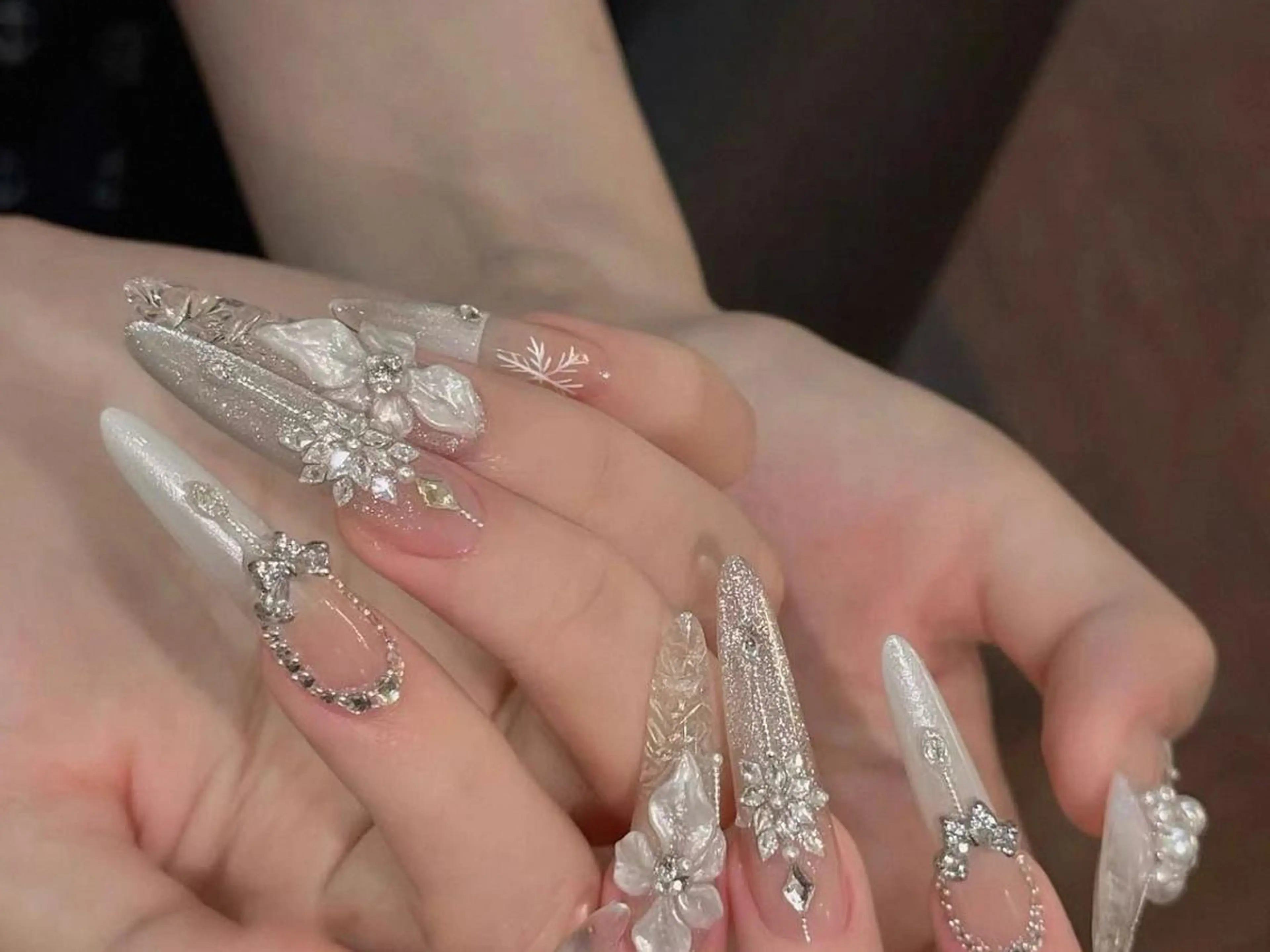 ネイル ゴージャス ホログラムネイル ロングネイル スカルプネイル シルバー ハンドネイル ハンドケア ナユキNA.YUKI 吉祥寺店のネイルデザイン