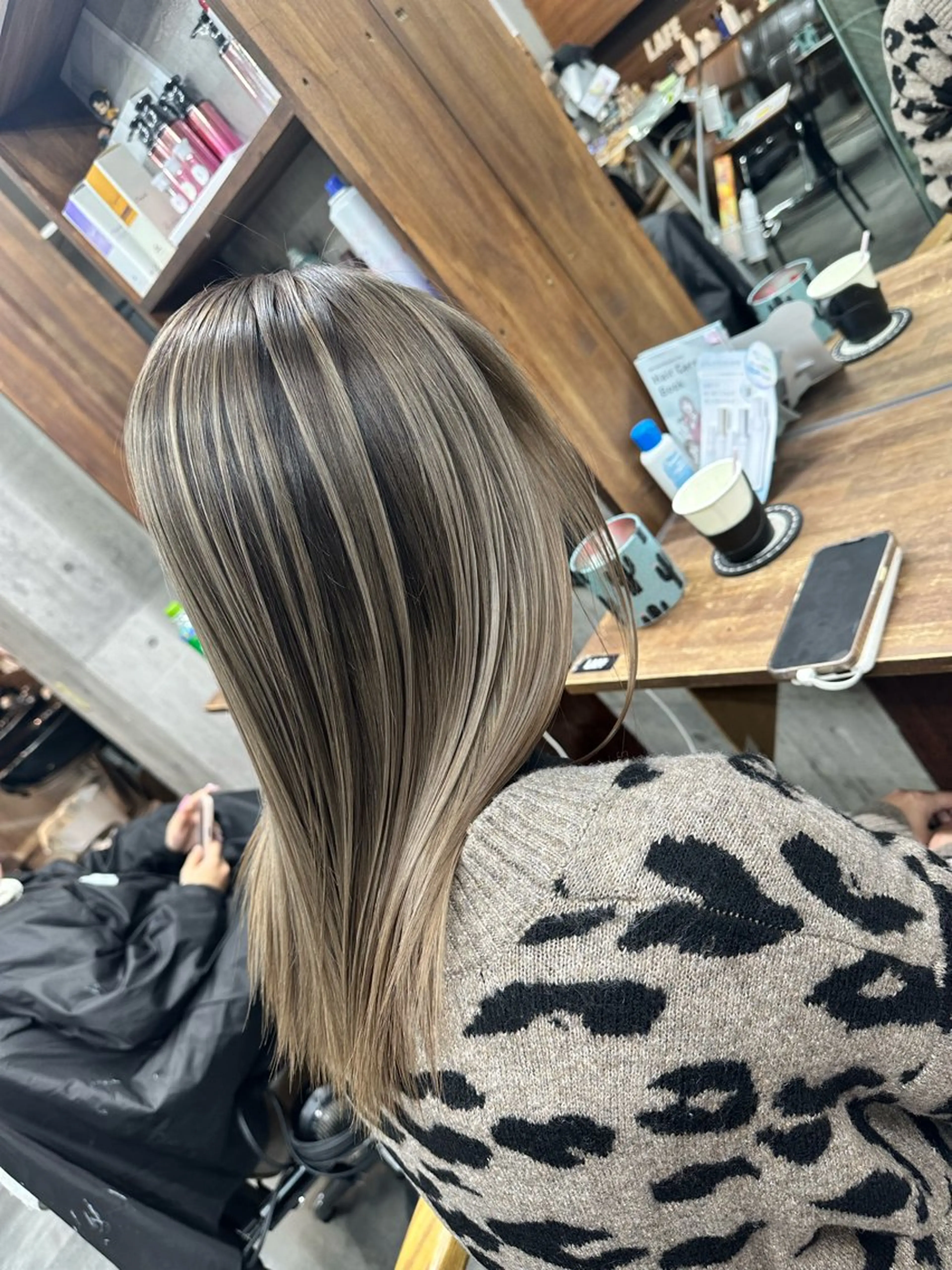 セミロング ヘアカラー トリートメント ヘアセット 難波ブリーチカラー 伊藤洋輝のヘアスタイル