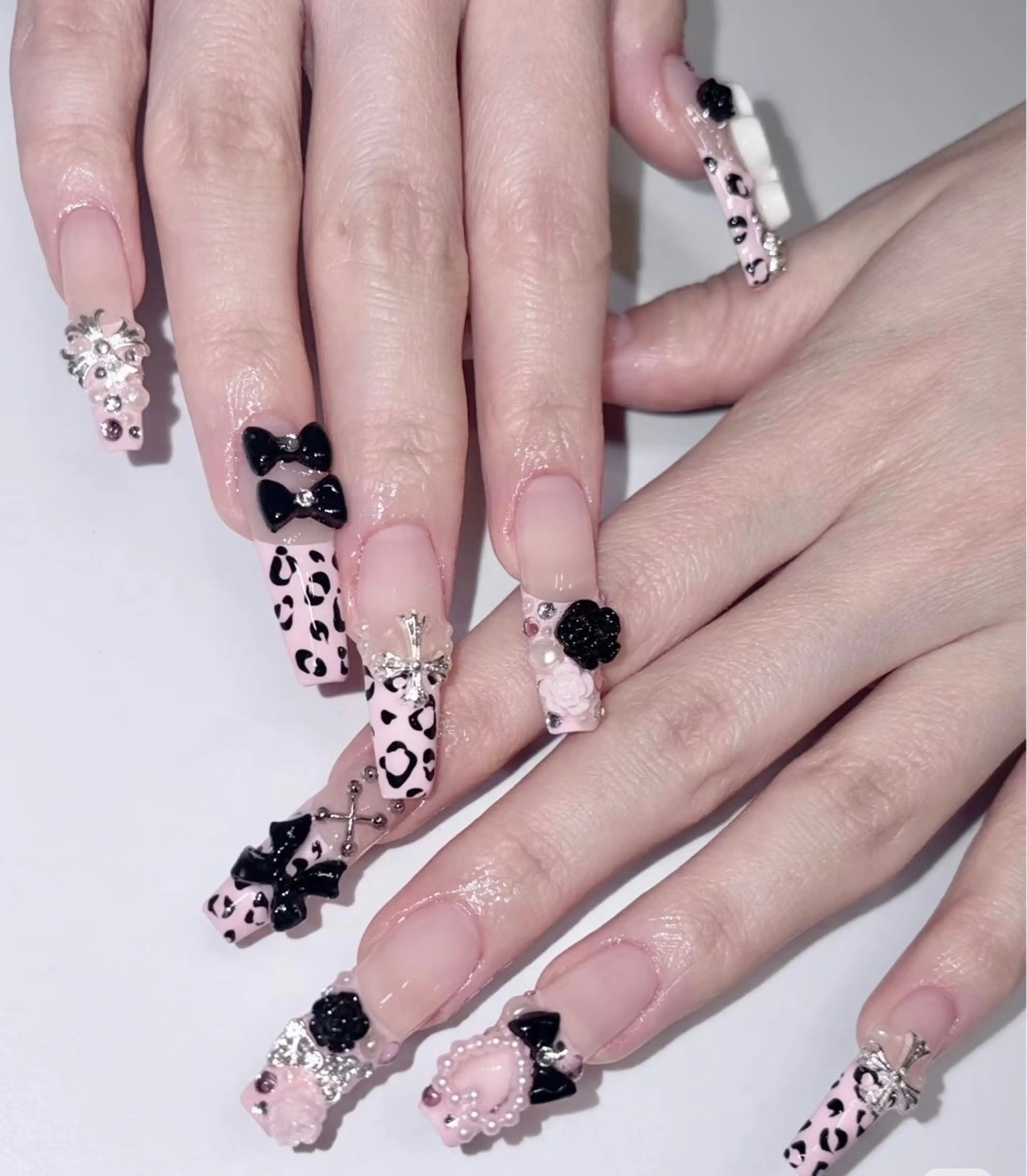 ネイル チークネイル フレンチネイル ジェルネイル ガーリー キラキラネイル ハンドネイル 高橋 雪のネイルデザイン