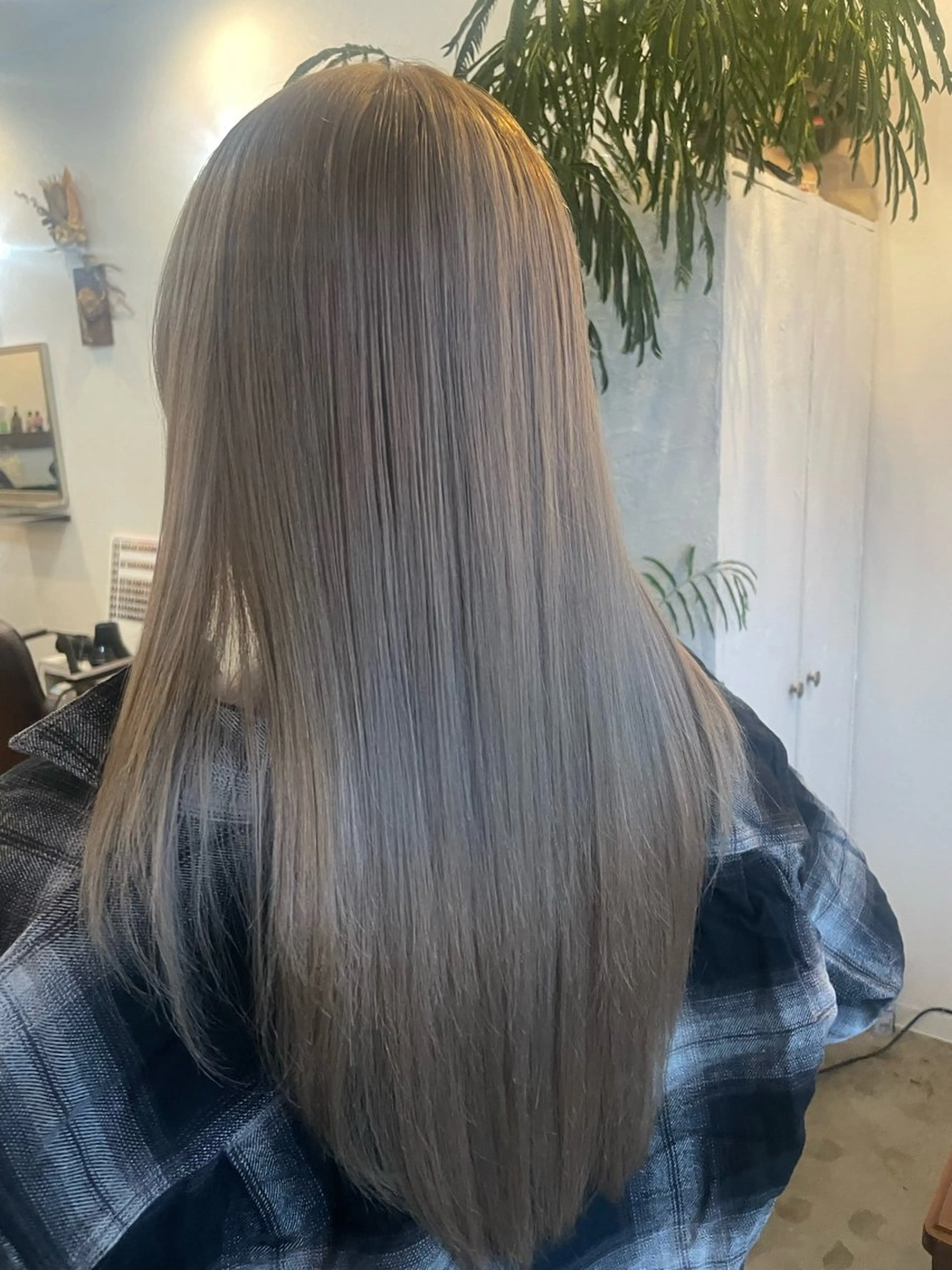 ロング カラー ブリーチ グレージュ ハイトーンカラー ハイトーングレージュ 青木 紗耶のヘアスタイル