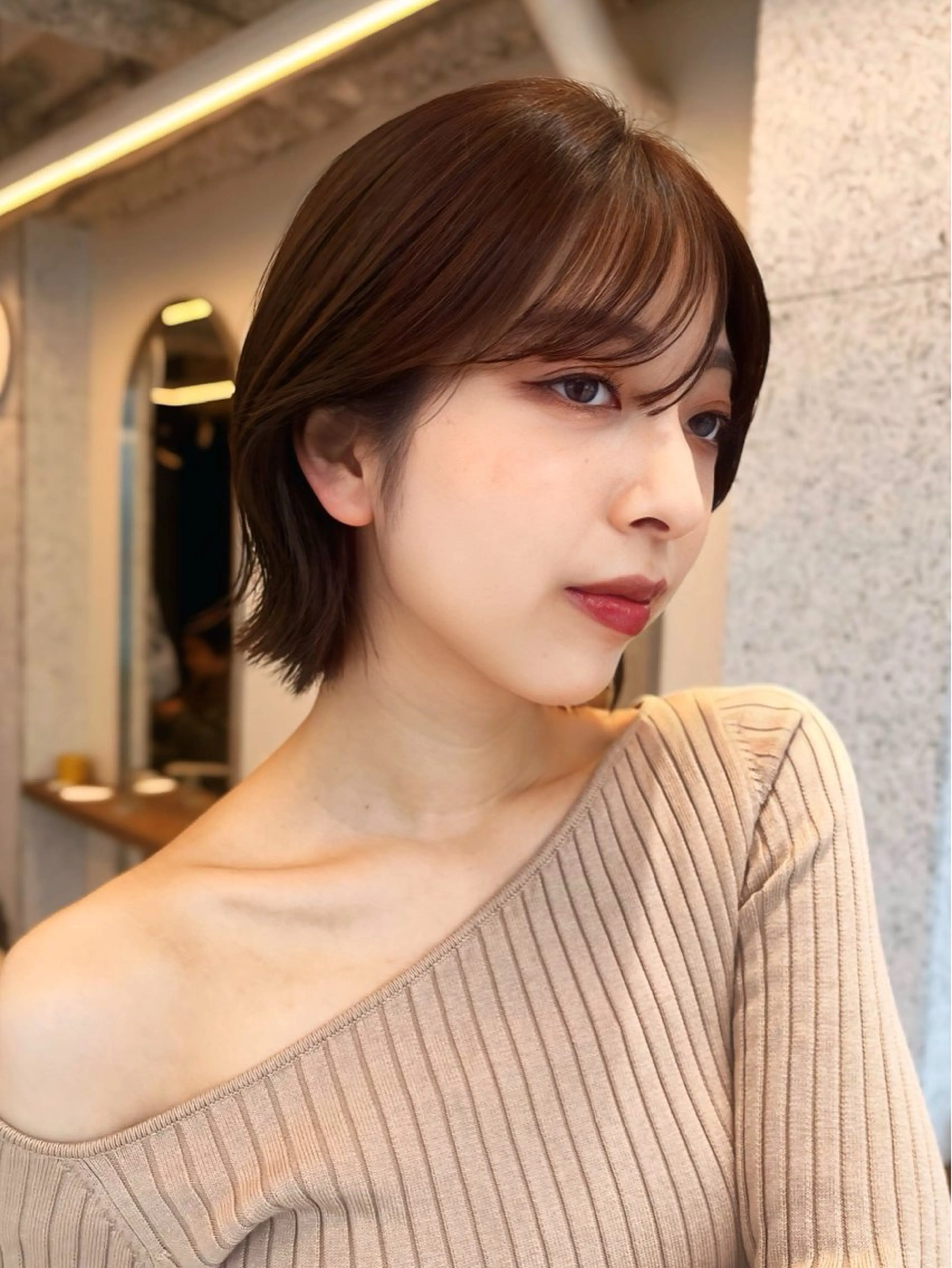 ミディアム 切りっぱなしボブ ショートボブ ボブレイヤー ミディアムパーマ ボブ カット ヘアカラー ボブ顔周り 韓国遠藤小雪のヘアスタイル