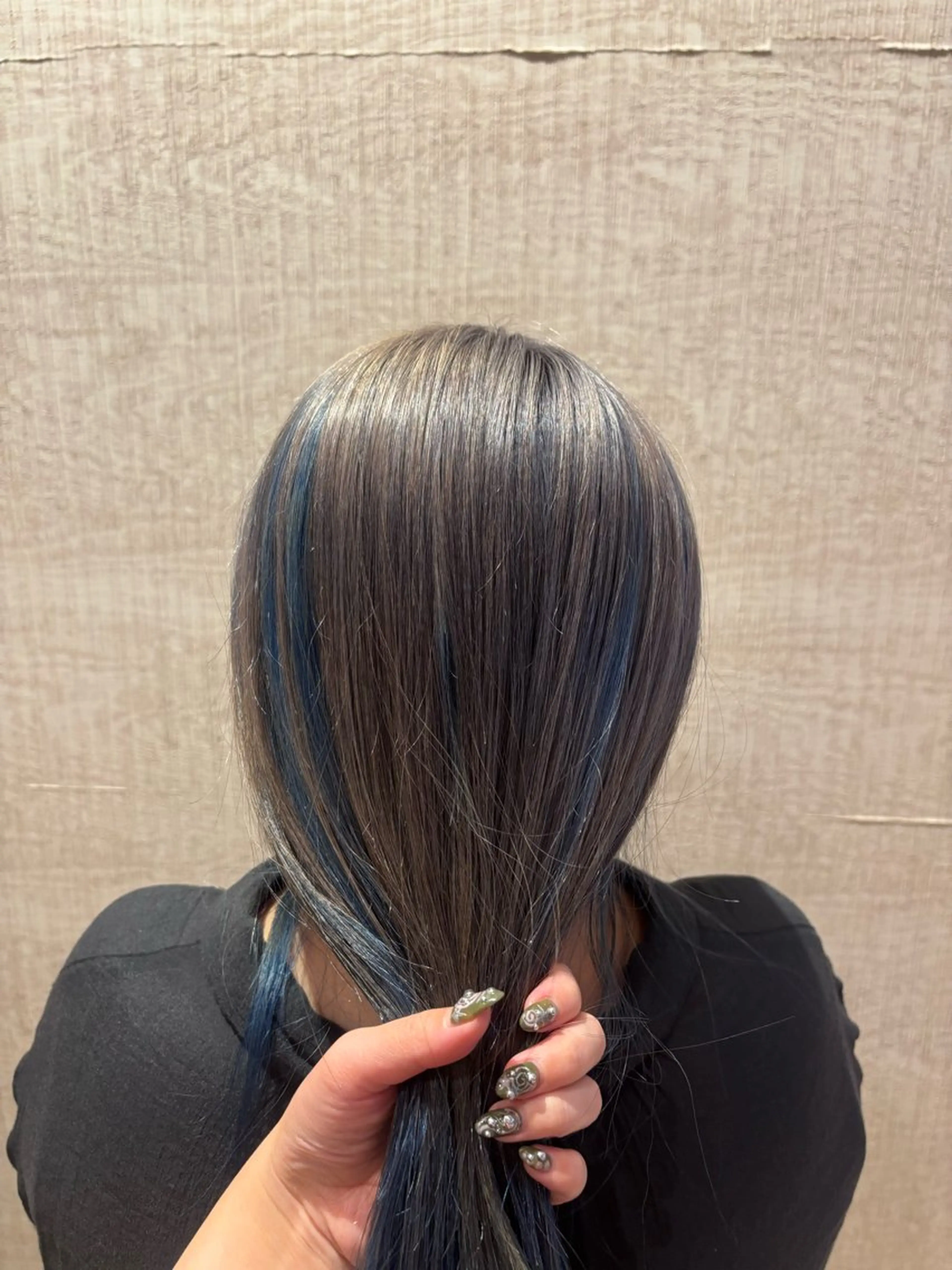 カラー ブルーカラー シルバー ブリーチ/ハイトーン 田邊莉奈/EARTHのヘアスタイル