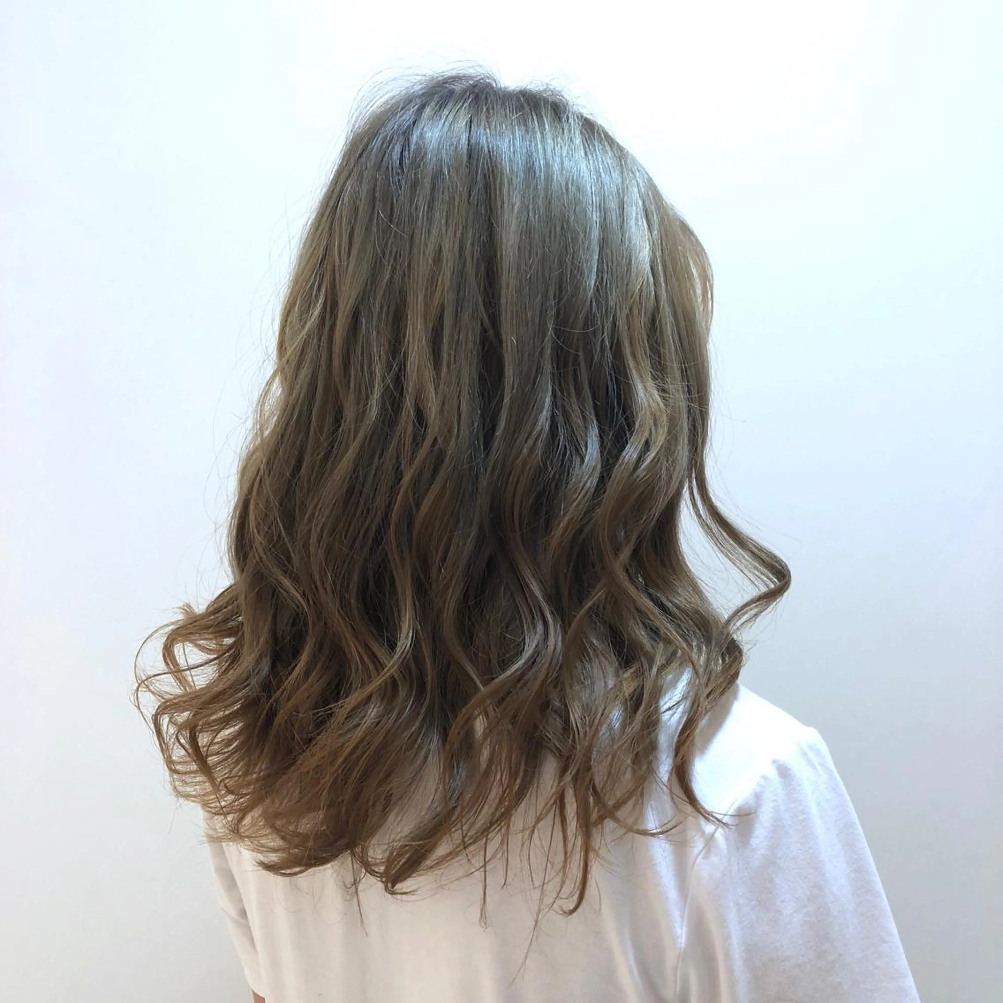 セミロング カラー ベージュカラー ブリーチ ケアブリーチ イルミナカラー ミルクティーベージュ 🌈ぷる艶カラー🌈 髪質改善👑柳沼尚貴のヘアスタイル