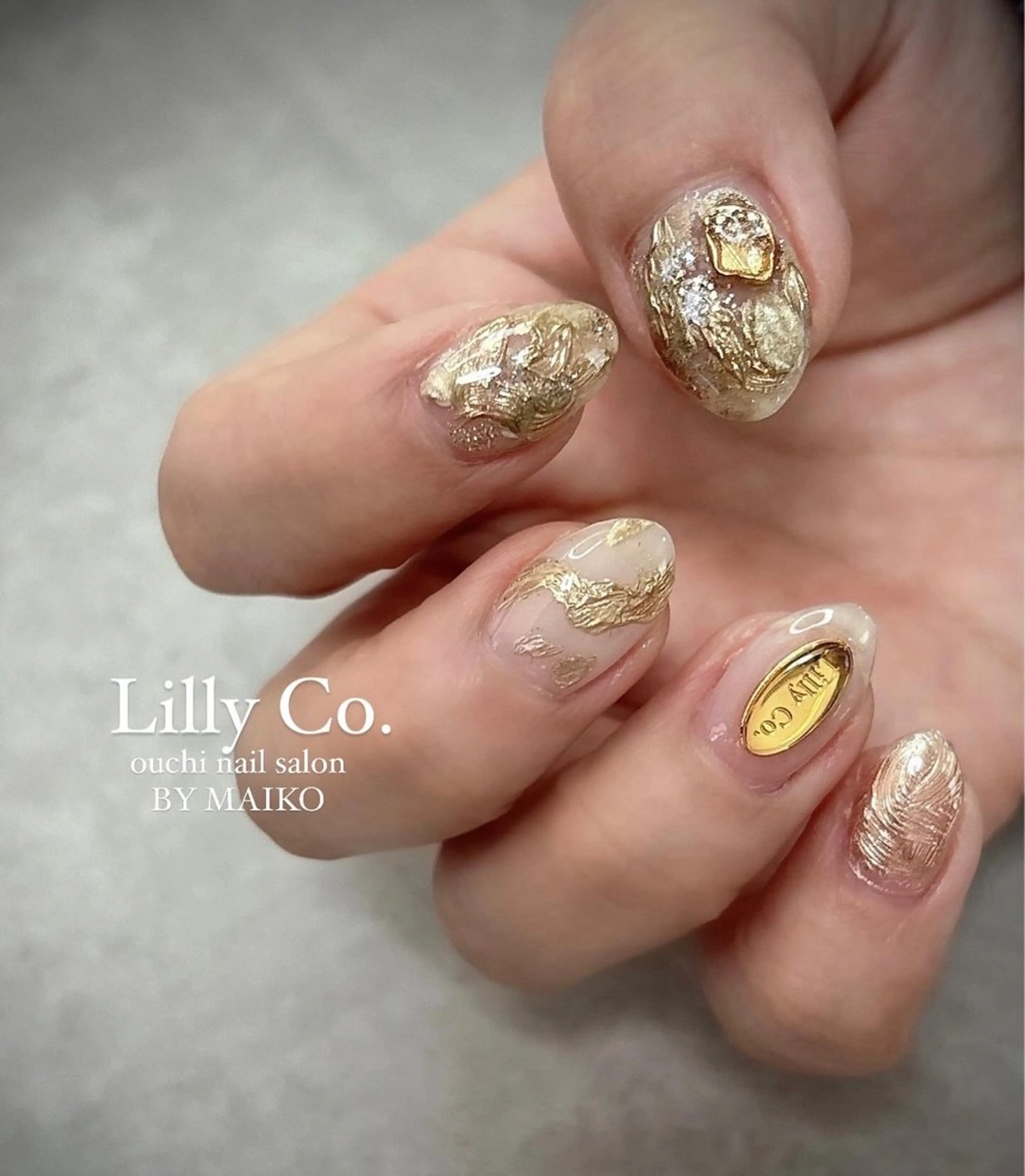 ネイル ゴールド ニュアンスネイル ハンドネイル ハンドケア Lilly Co.のネイルデザイン