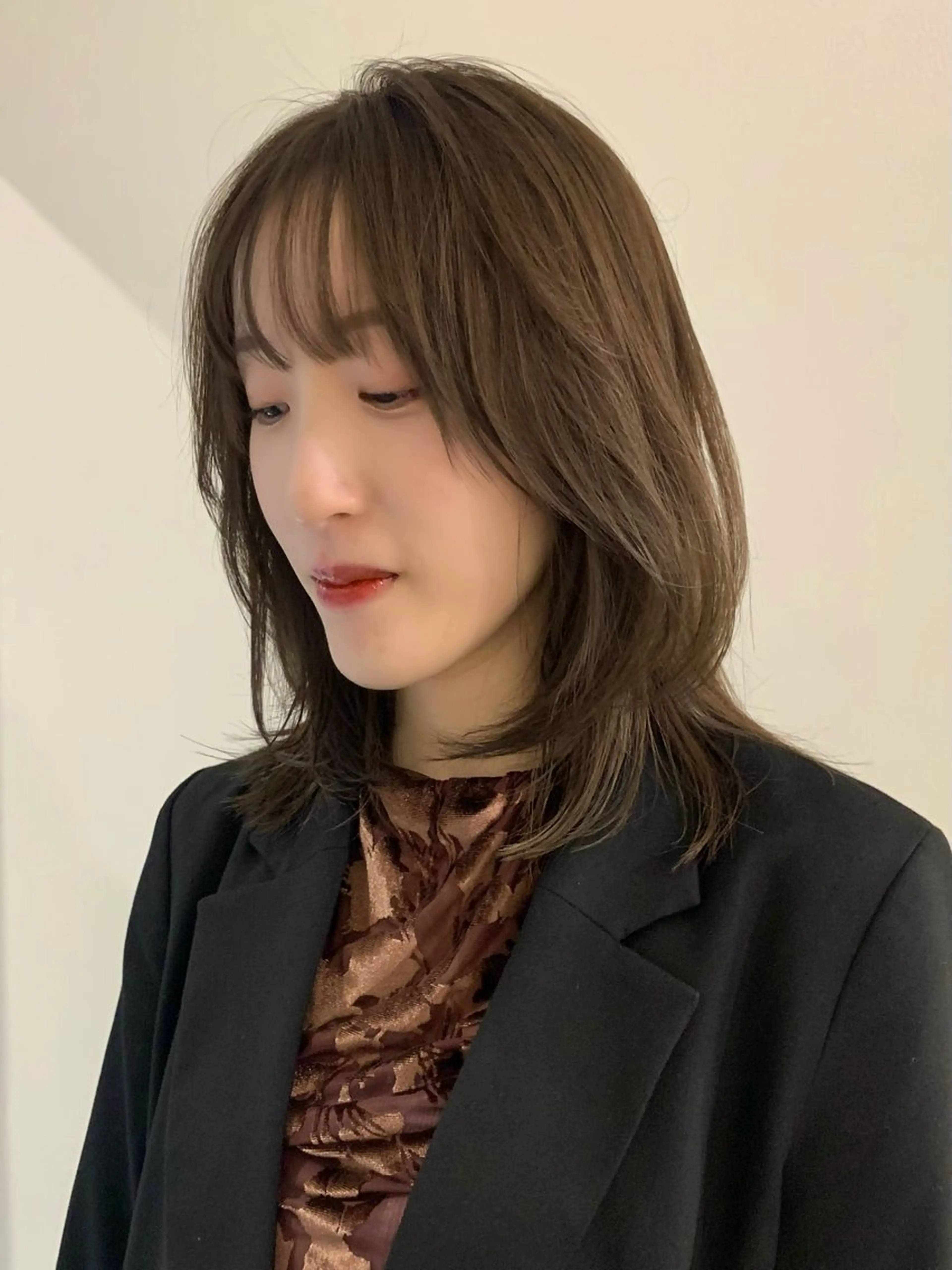 ミディアム カラー ミディアムレイヤー オリーブグレー レイヤーカット カット ヘアカラー トリートメント 落合希 Olivebeigeのヘアスタイル