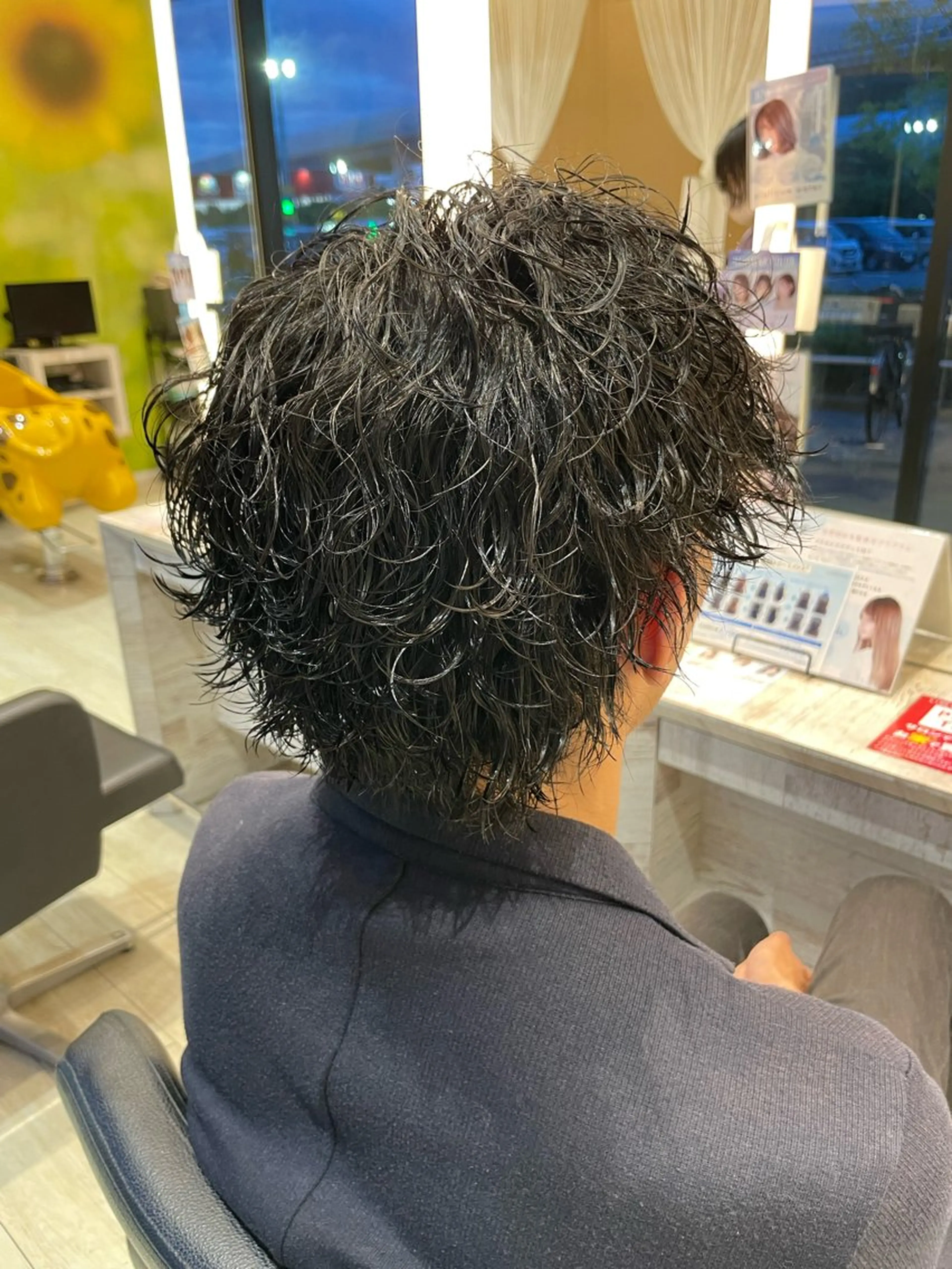 ミディアム パーマ メンズ ミディアムパーマ メンズパーマ 波巻きパーマ メンズウルフカット ウルフカット NYNYイオン四條畷 村上 心のヘアスタイル