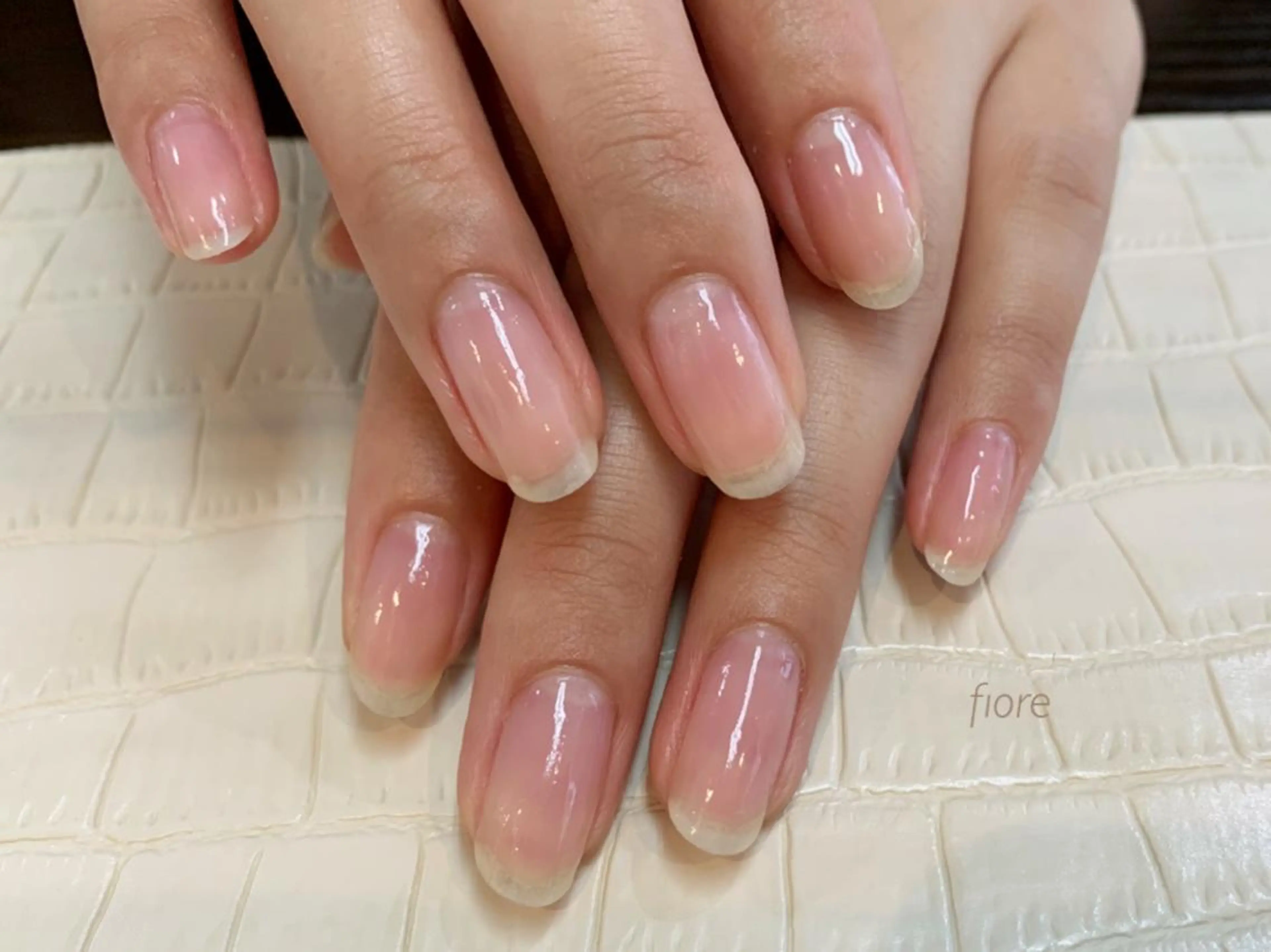 ネイルケア 甘皮をお湯で柔らかくしてから優しくケアをします。併せて、爪の形を整えます。の写真