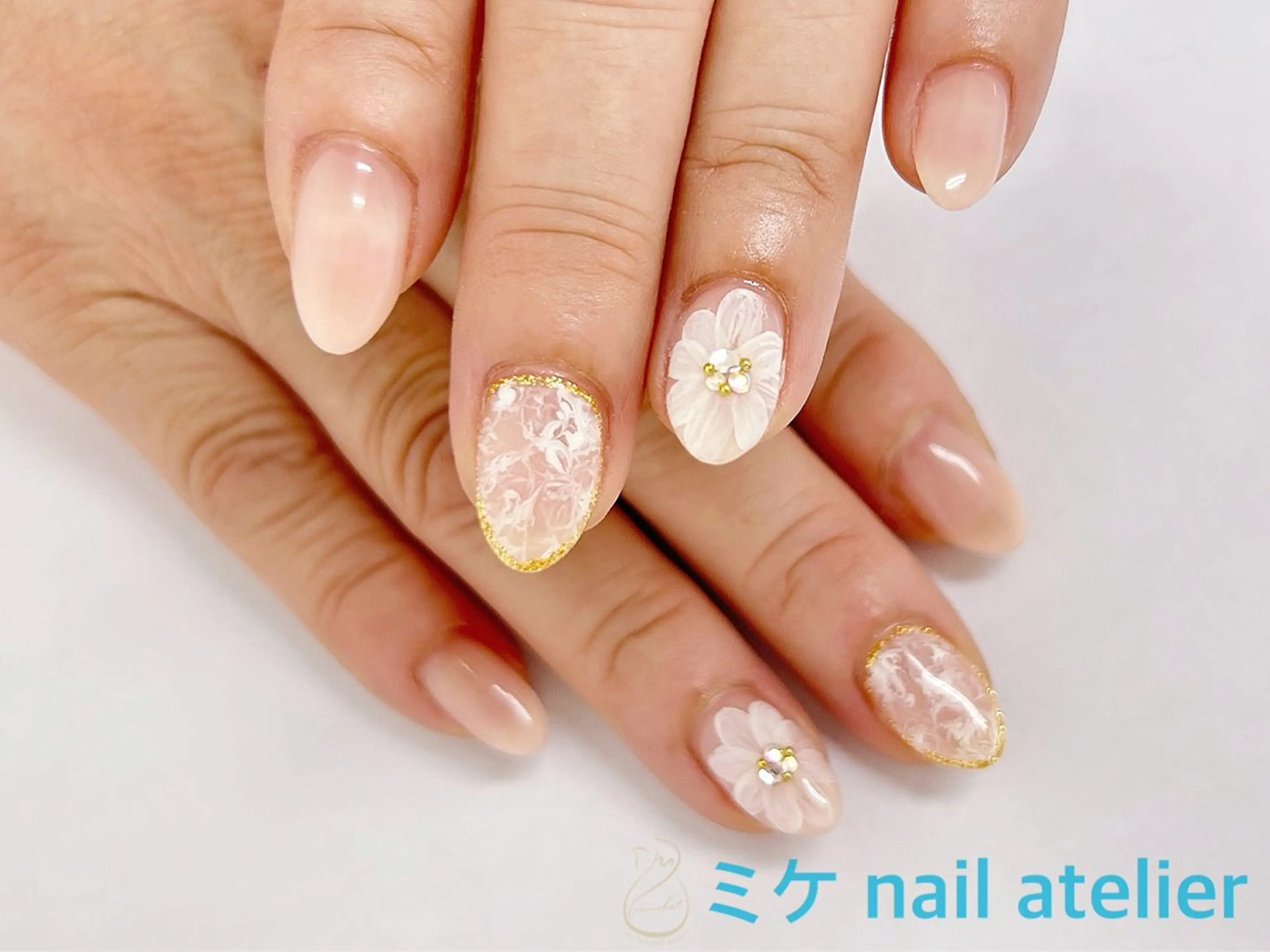 ネイル フラワーネイル ジェルネイル ゴールド グラデーション ラメ(グリッター) ハンドネイル h. rikaのネイルデザイン