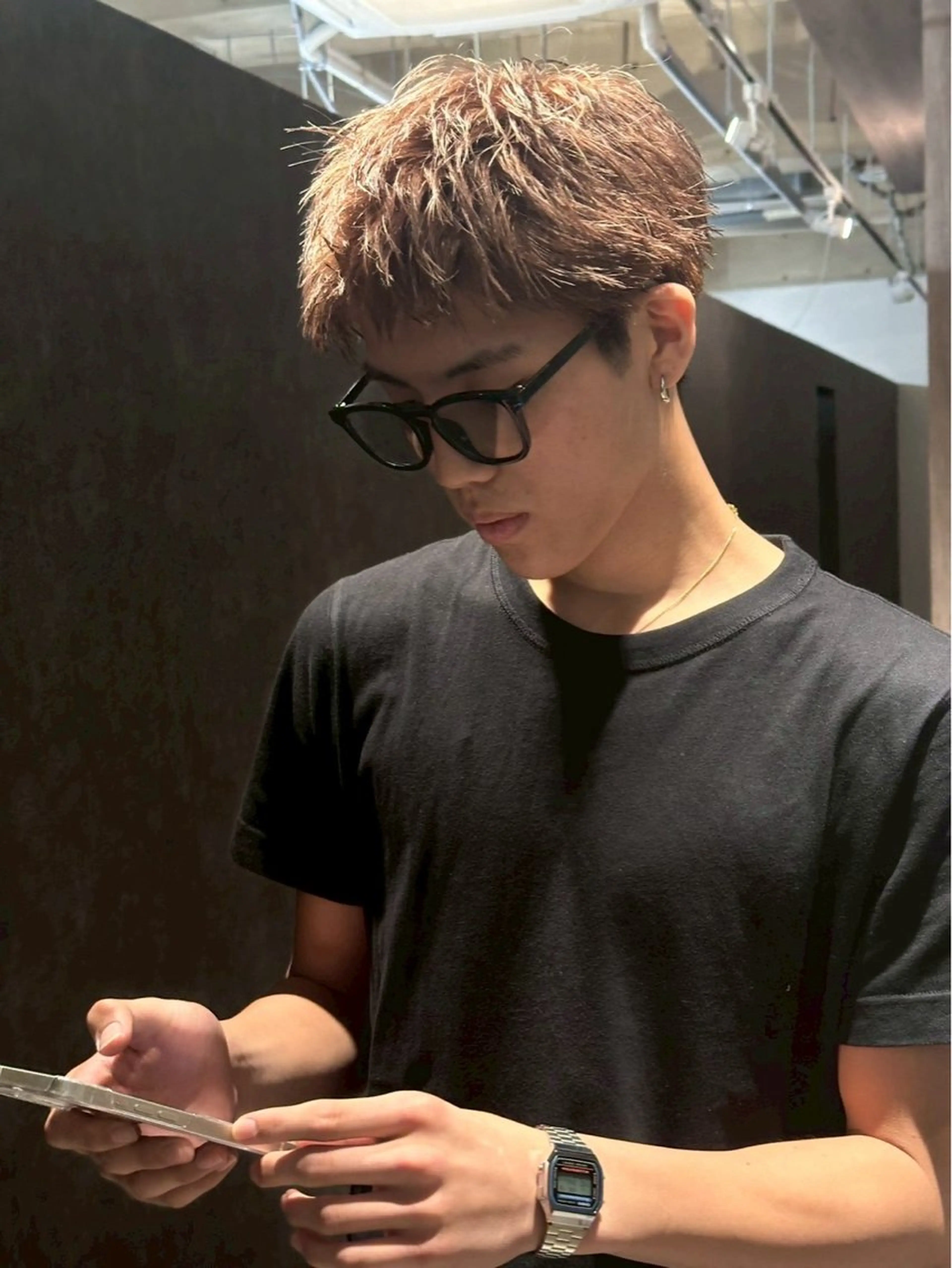 ショート カラー メンズ メンズブリーチ センターパート フェードカット フェザーパーマ メンズハイライト 金山駅前/メンズ パーマ/真柄 恒輝のヘアスタイル