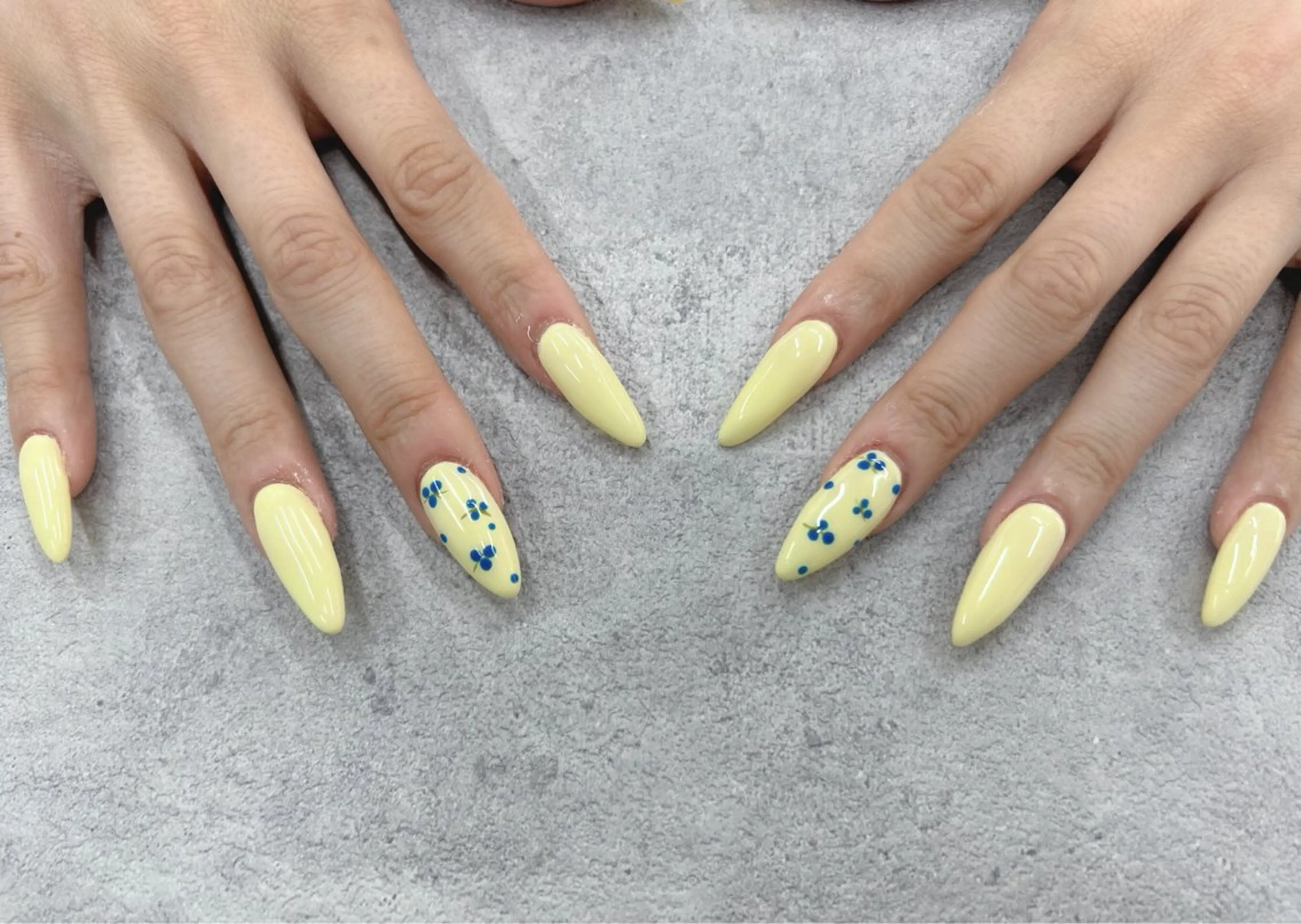 ネイル ブルー パステルネイル 黄色 ハンドネイル Nail Salon agré所属・agré ネイルサロン　アグレのネイルデザイン