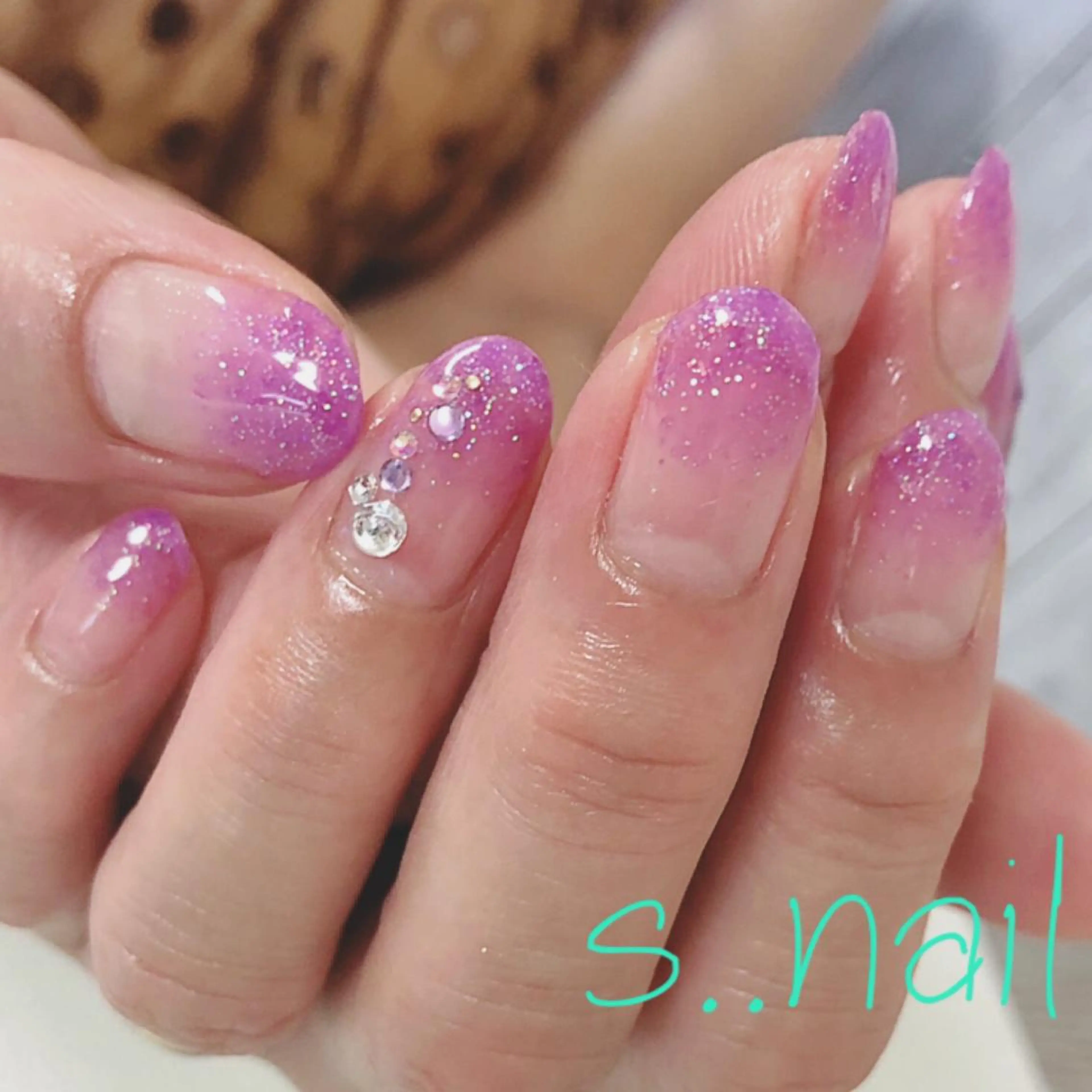 ネイル グラデーション ラメ(グリッター) パープル シンプルネイル ストーンネイル ハンドネイル フットネイル s..nail / MORITAのネイルデザイン