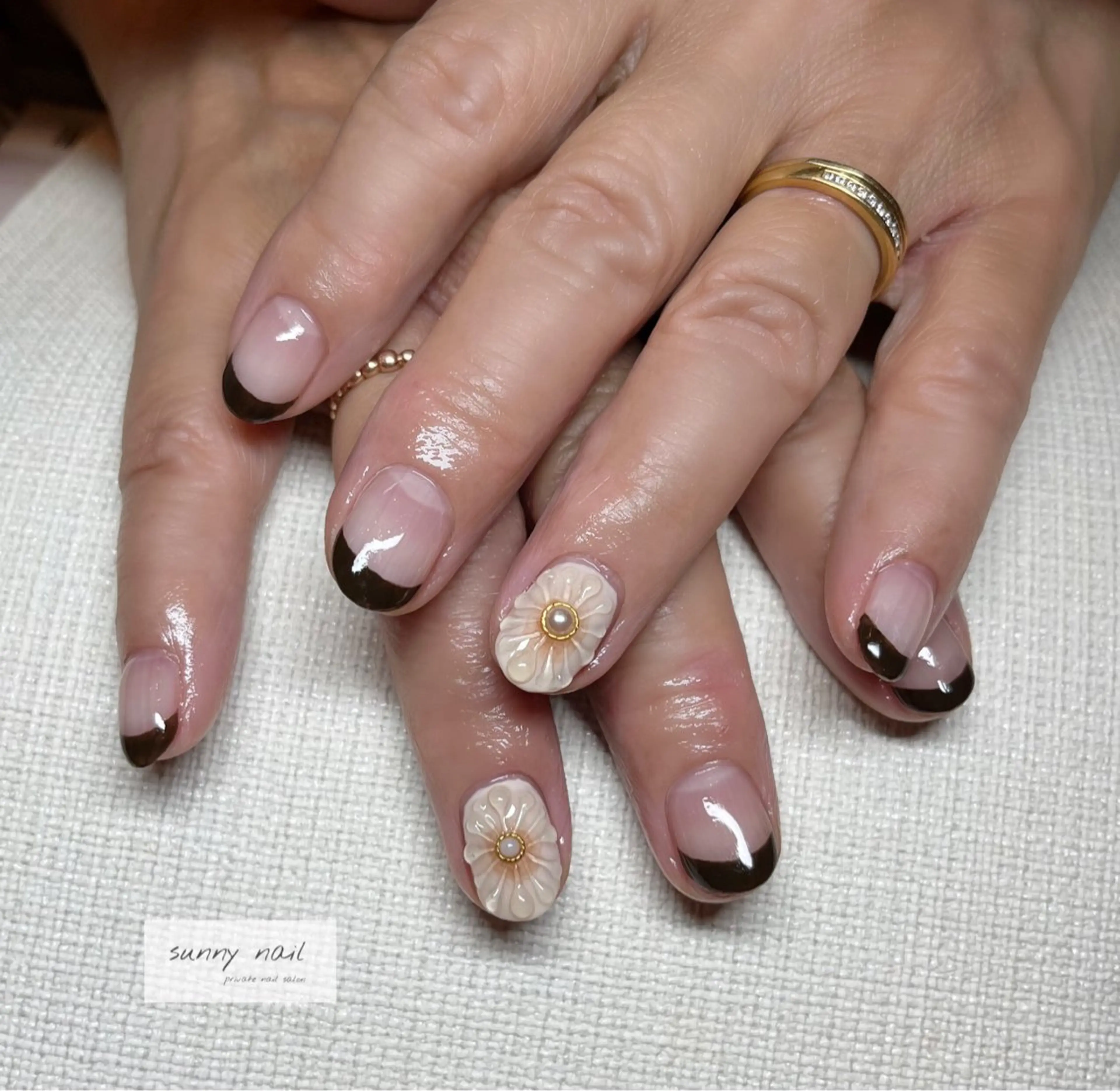 ネイル ブラウン フラワーネイル フレンチネイル ぷっくりネイル sunny nailのネイルデザイン