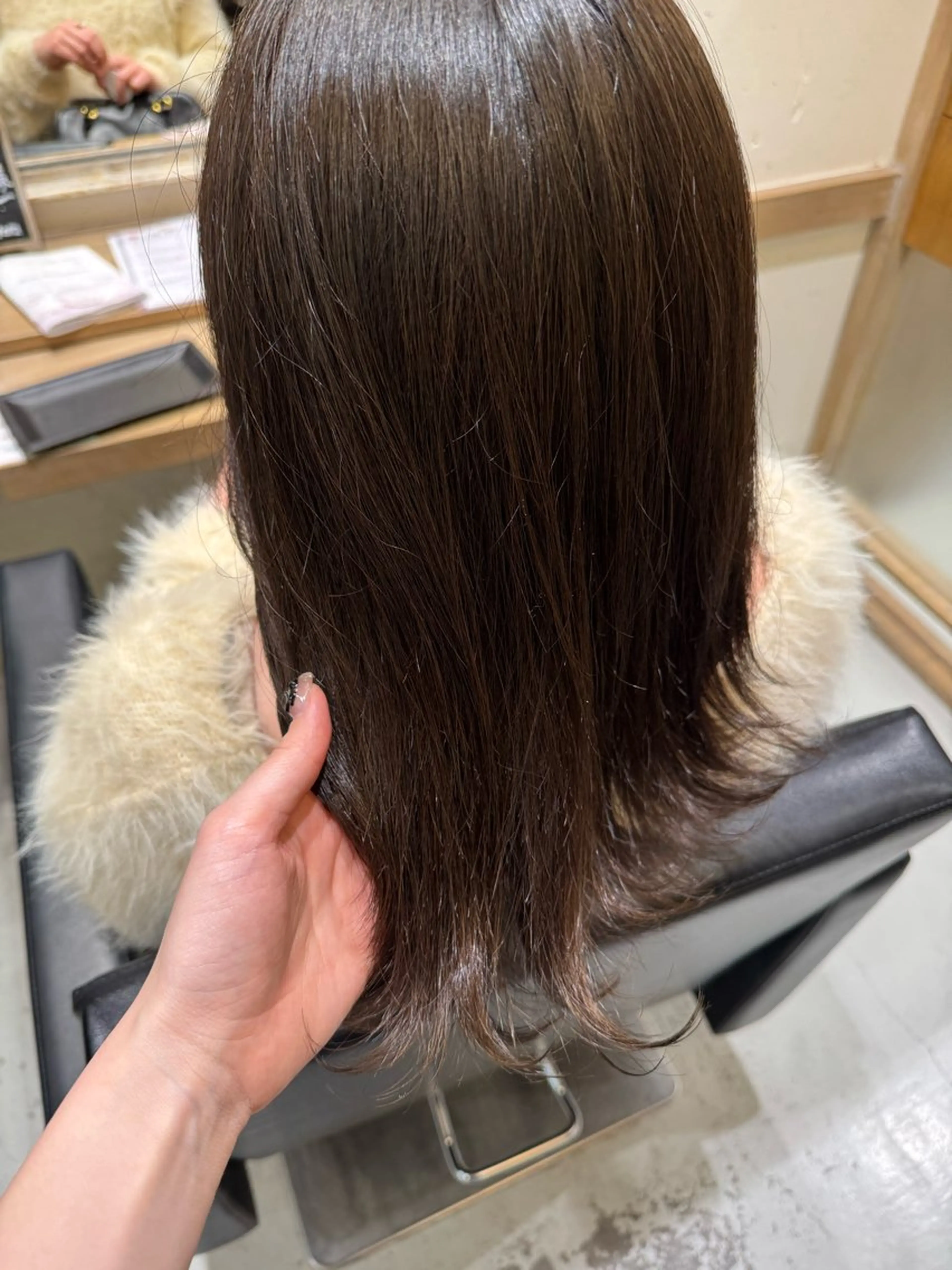 ミディアム カラー ベージュカラー オリーブベージュ カット ヘアカラー トリートメント 透明感カラー/顔周り カット/レイヤーにかのヘアスタイル