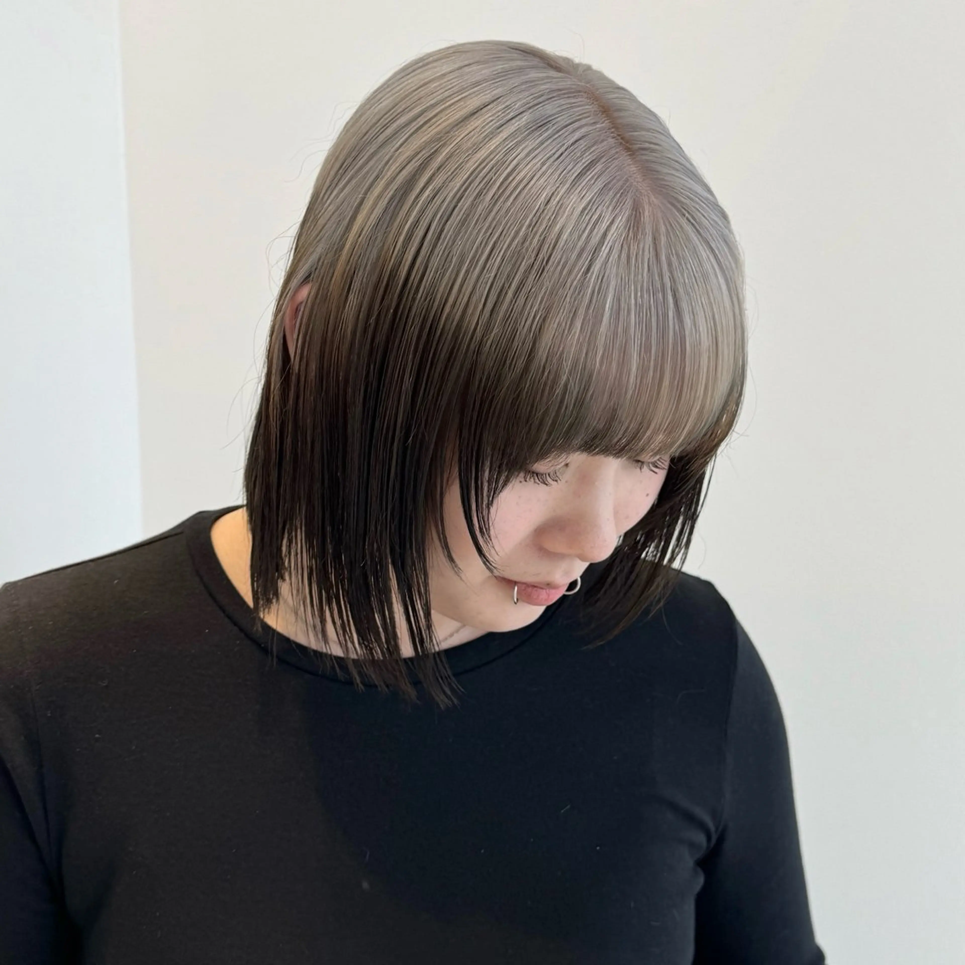 セミロング カラー ヘアカラー トリートメント 🌼動き×透明感🩵 ハイトーン/ナナのヘアスタイル