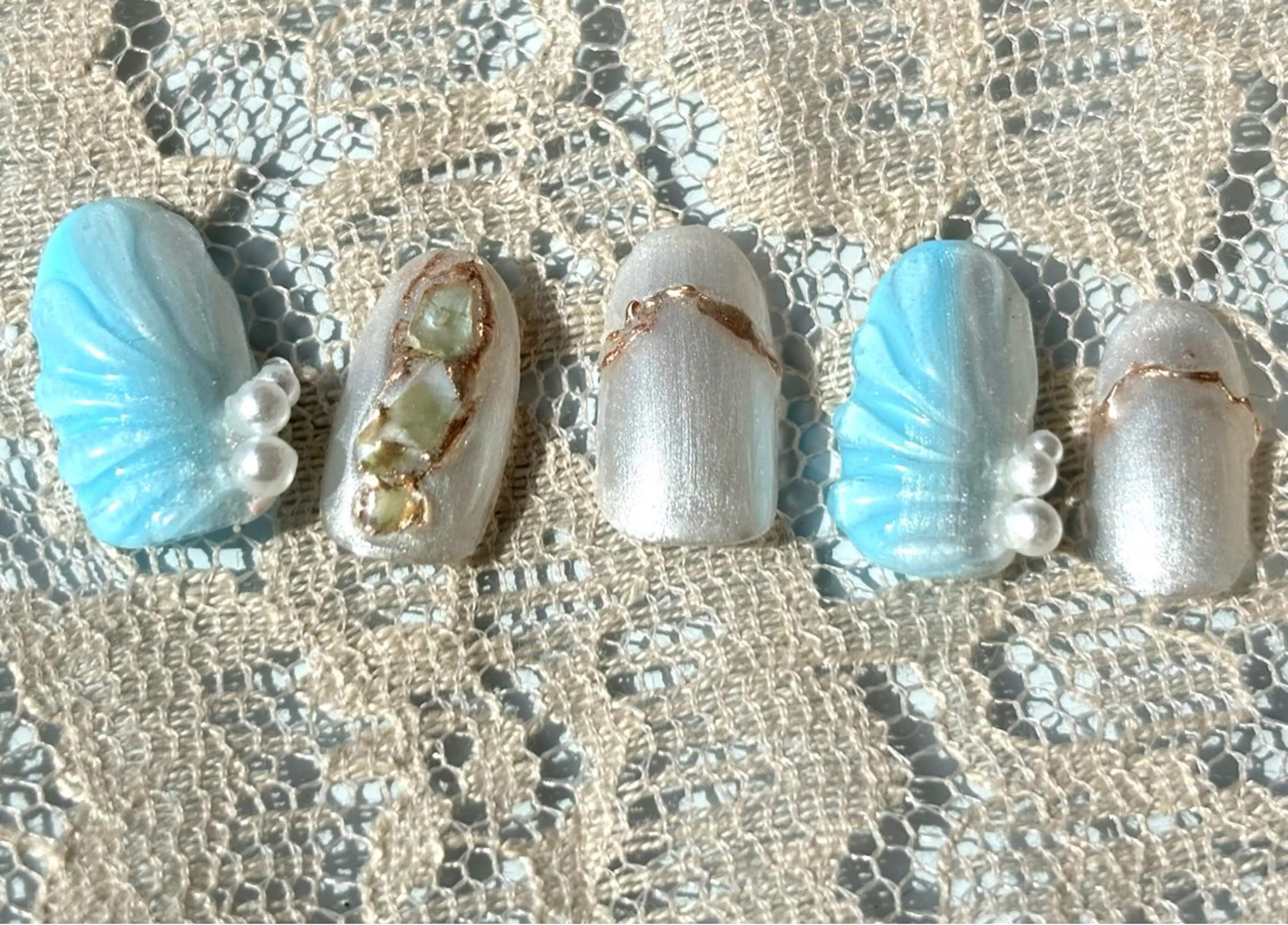 ネイル 水色 ミラーネイル 夏ネイル ホワイト Nailsalon Ajugaのネイルデザイン