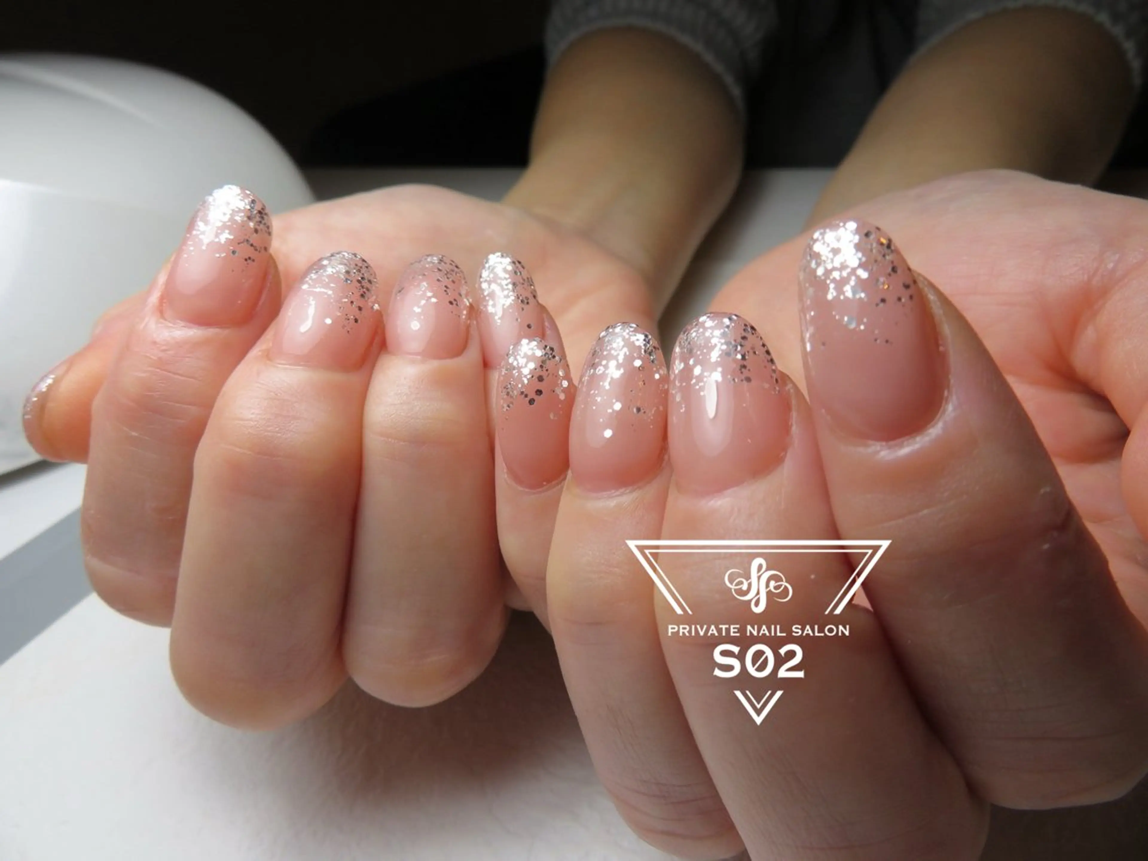 ネイル 長さ出し ジェルネイル ラメ(グリッター) ラメグラデーション S02 𝙲𝚑𝚒𝚎のネイルデザイン